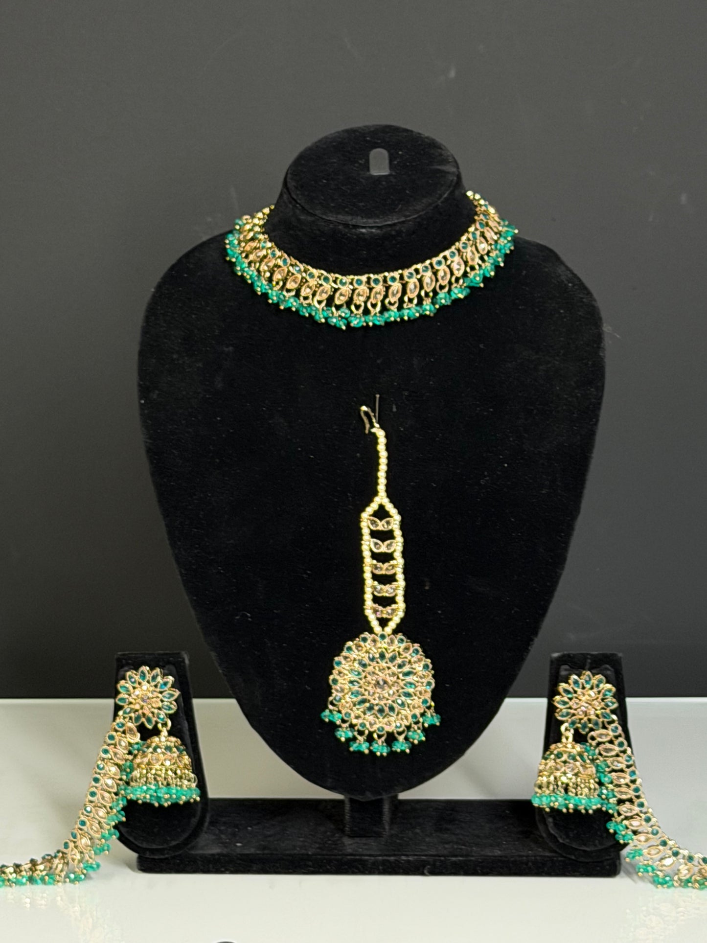 Traditionele Ketting Set met Delicate Hangende Elementen