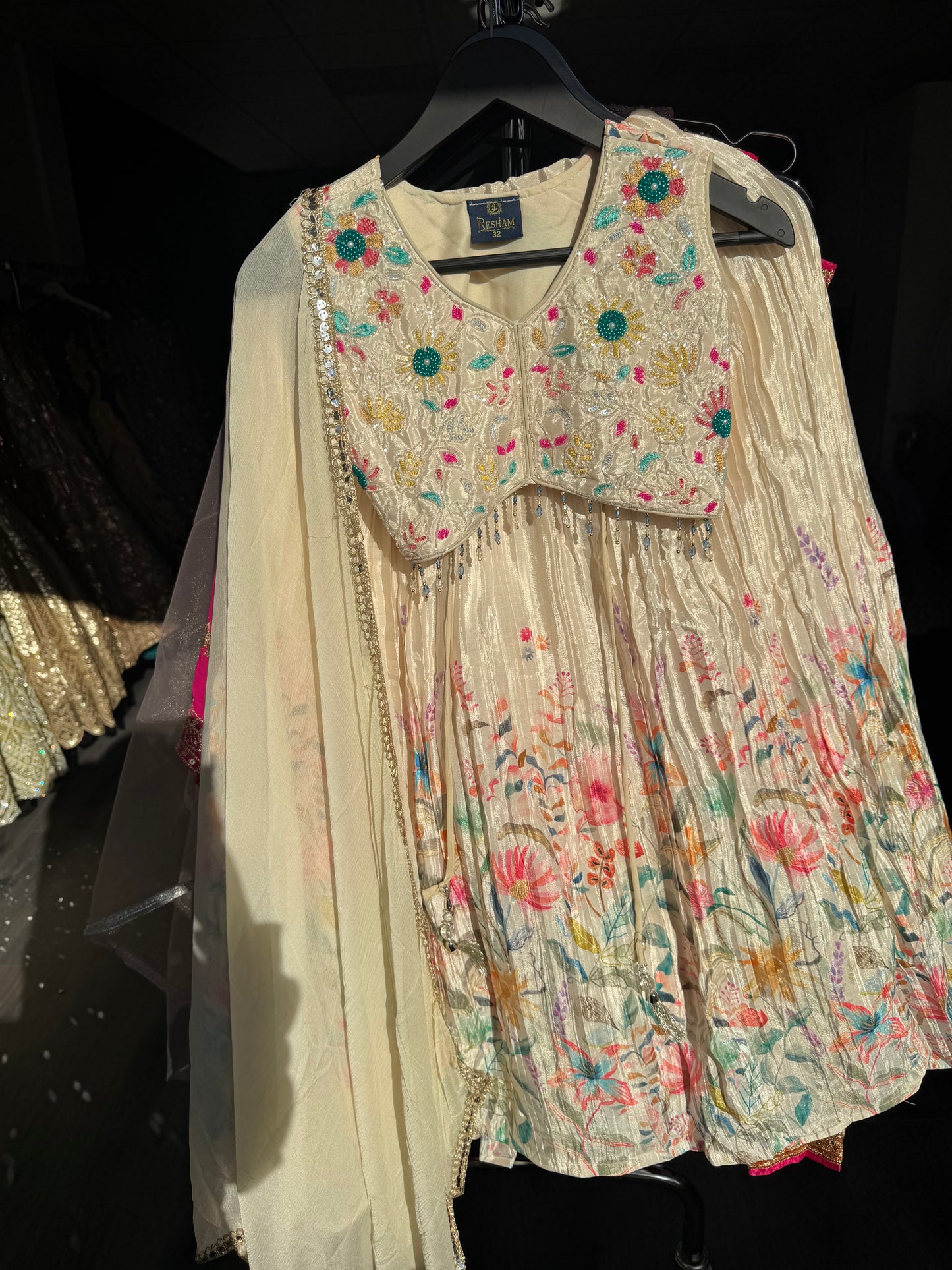 Crèmekleurige bloemen Lehenga