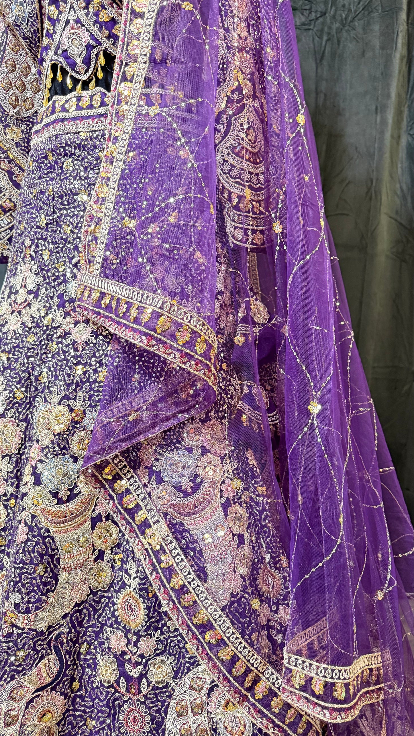 Paarse Luxe Party Wear Lehenga met Gouden Embroidery