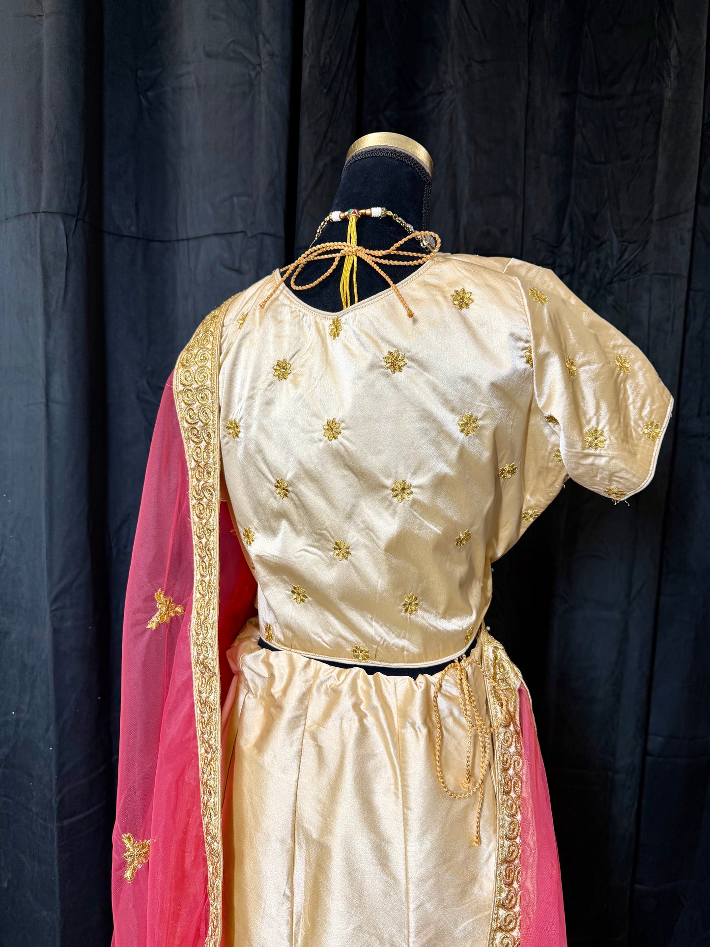 Gold & Pink Classic Silk Lehenga – Indiase Feestjurk