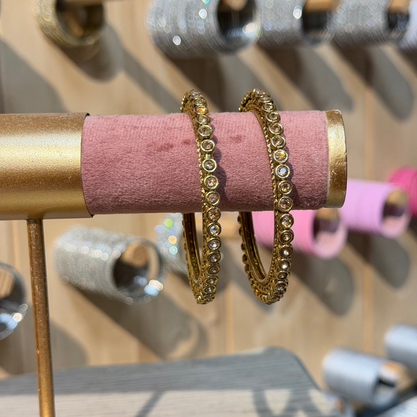 Zara Crystal Bangle Goud – Luxe Indiase Armband met Champagne Kristallen