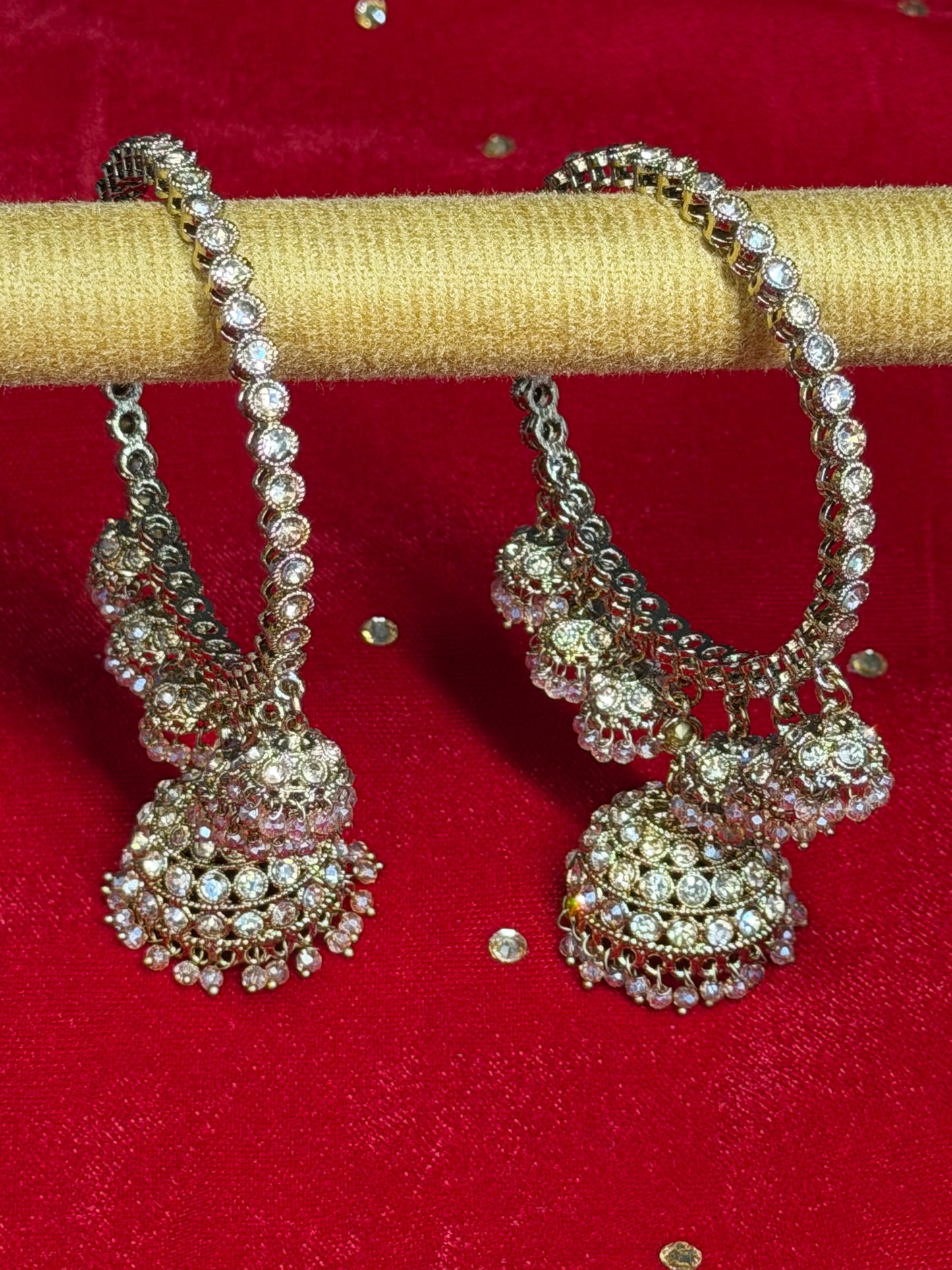 Luxe Goudkleurige Armband met Jhumka Details – Traditionele Statement Armband | set van 2