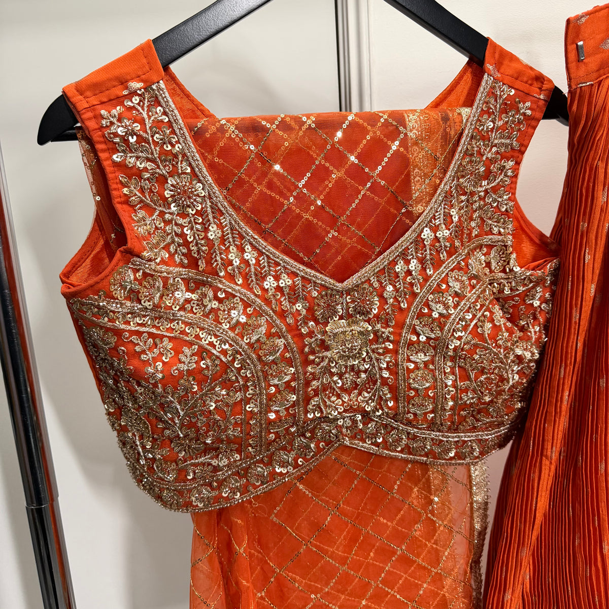 Riya Orange Lehenga met Goudkleurig Borduurwerk