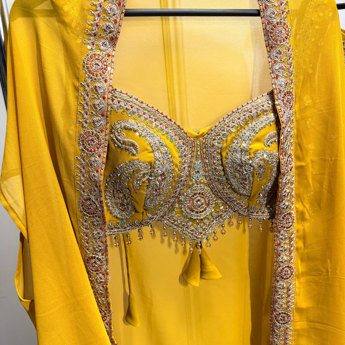 Zoya Mustard Gold Lehenga Set met Luxe Geborduurde Cape