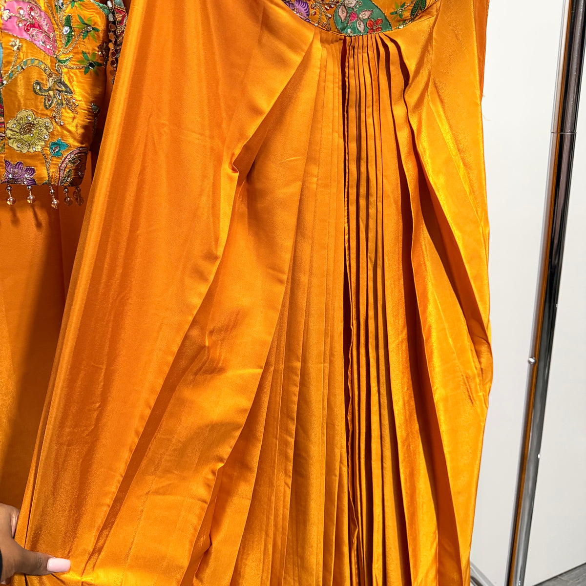 Kiara Orange Lehenga Set met Kleurrijk Borduurwerk & Cape