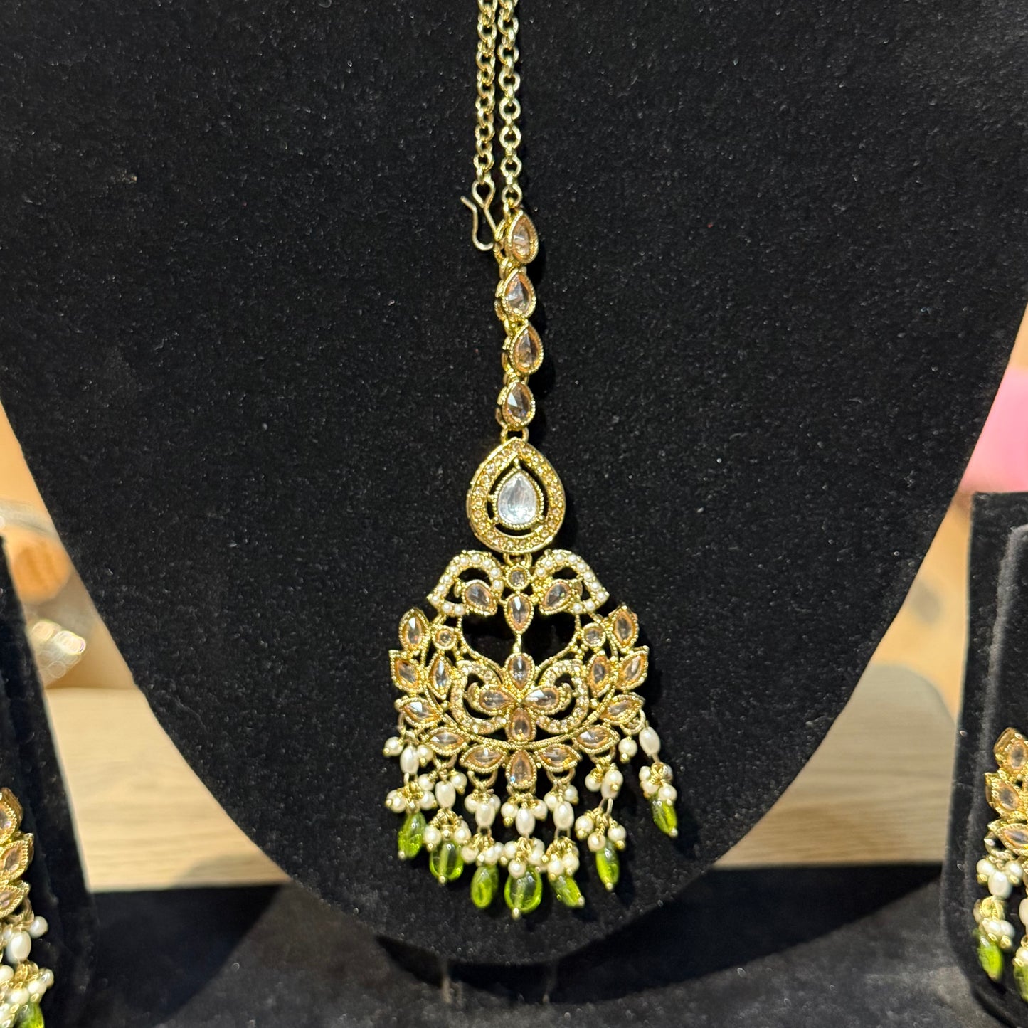 Elara Emerald Bridal Set – Luxe 3-delige Kundan Choker Set met Groene Kristallen
