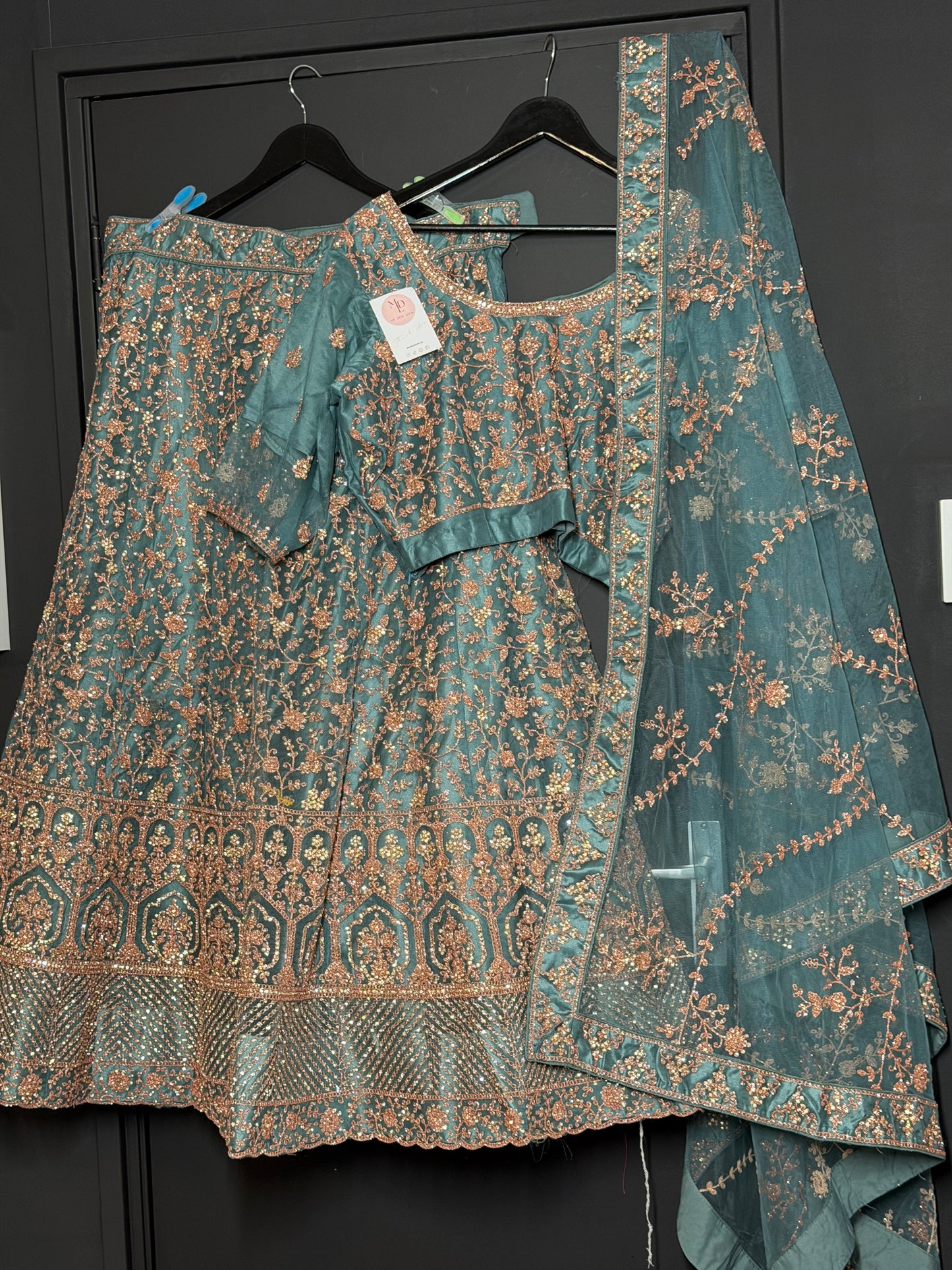 Petrolgroene lehenga met koperborduurwerk