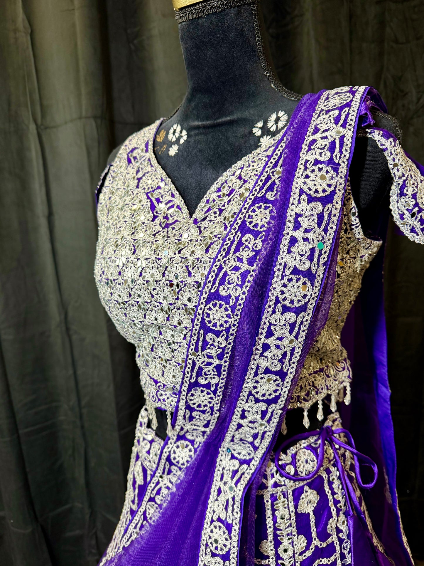 Paarse Zilver Geborduurde Lehenga