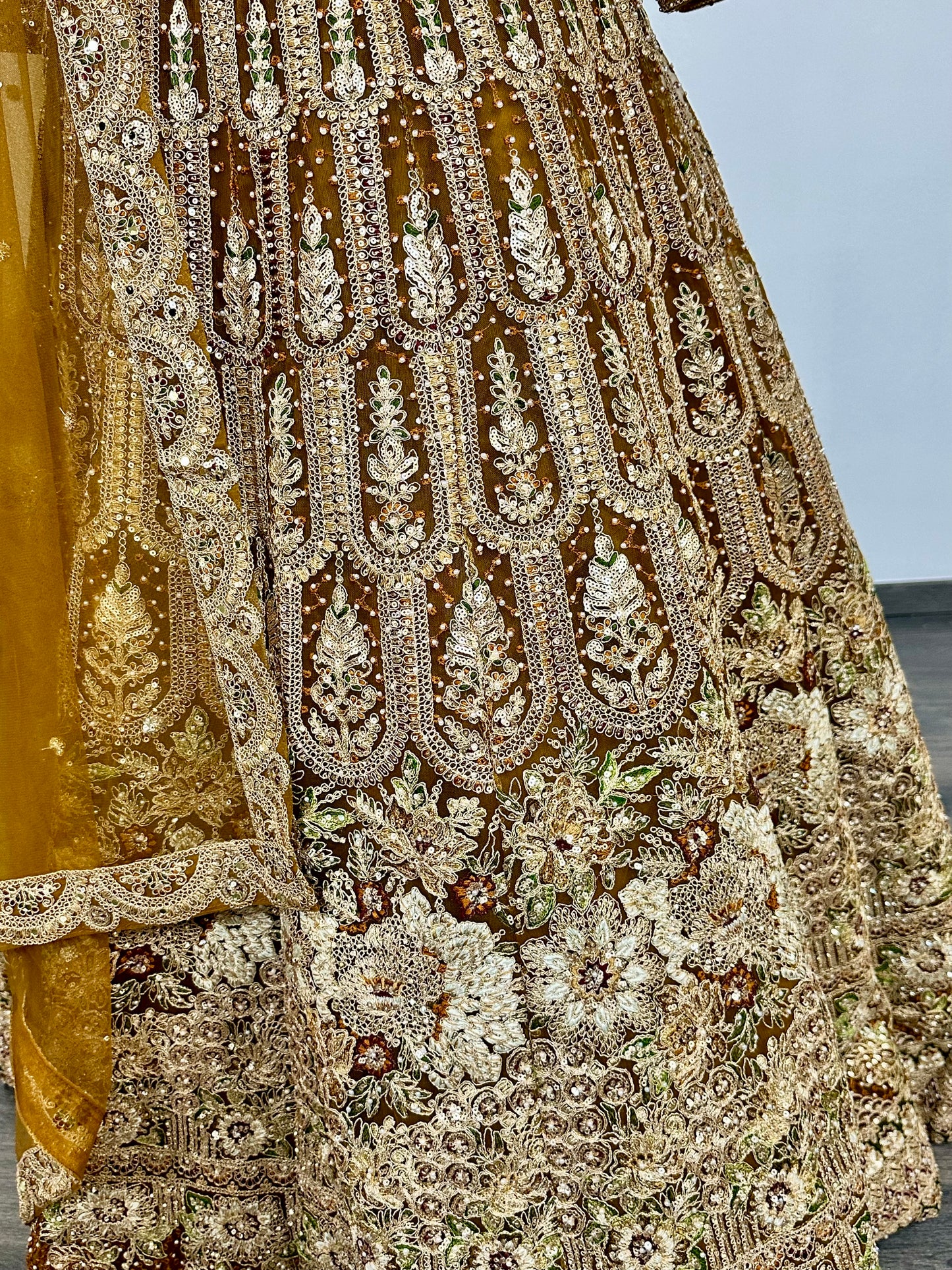 Gouden heavy lehenga met handborduursel | Indiase feestjurk