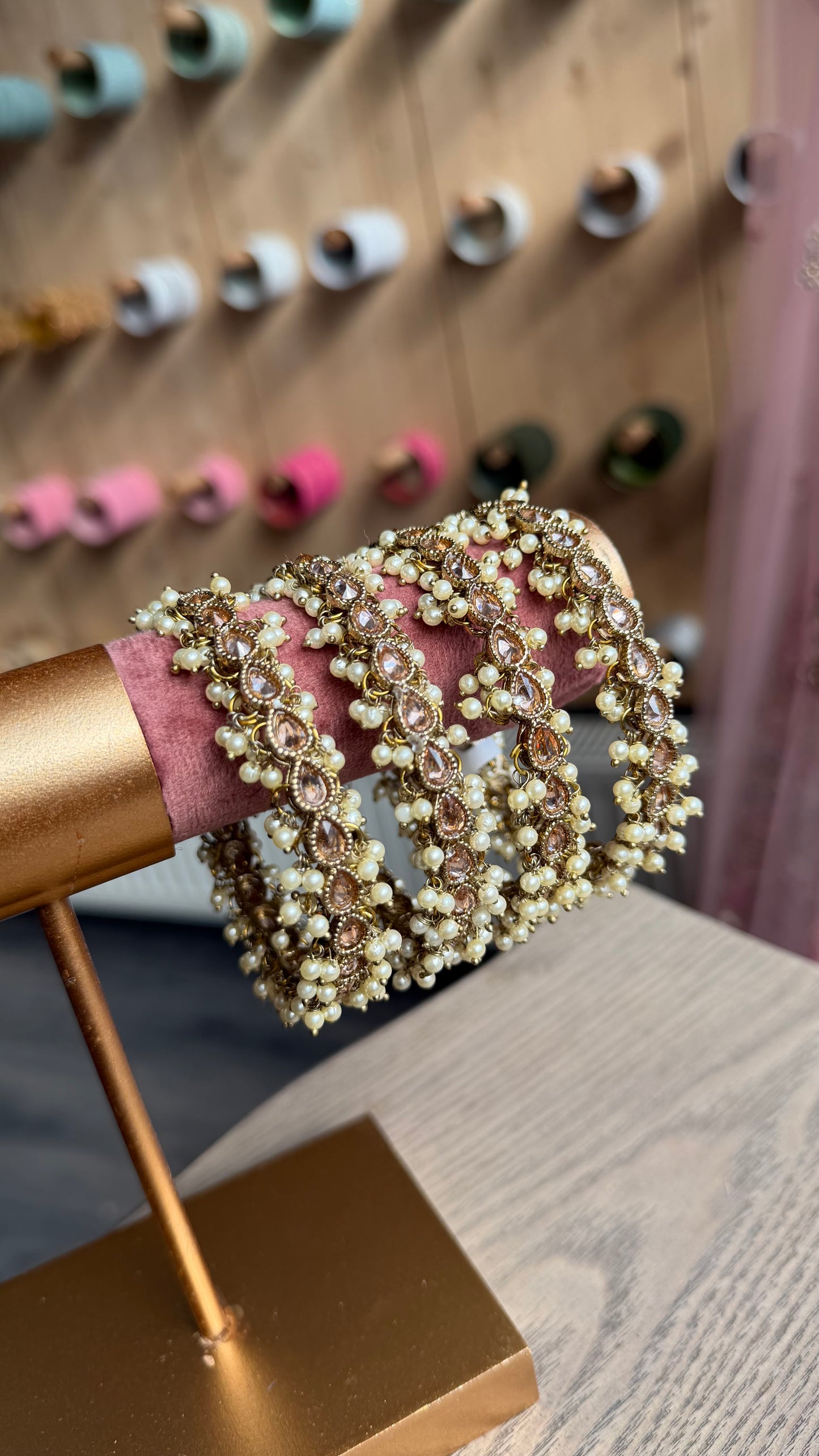 Pearl Teardrop Bangle Set – Indiase Armbanden met Parels en Druppelvormige Stenen (Set van 4)