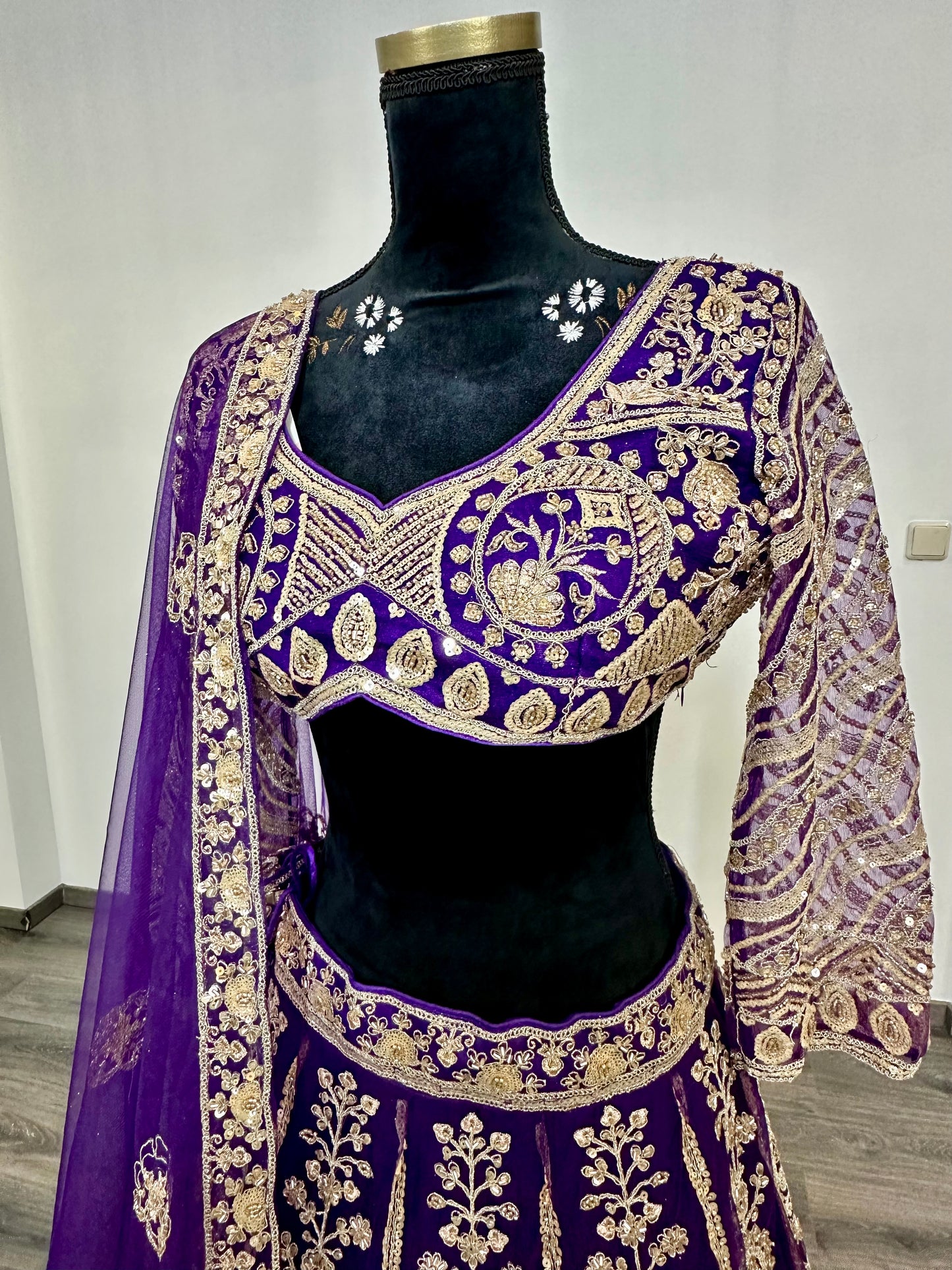 Paarse lehenga met gouden borduurwerk | Luxe Indiase feestjurk dames