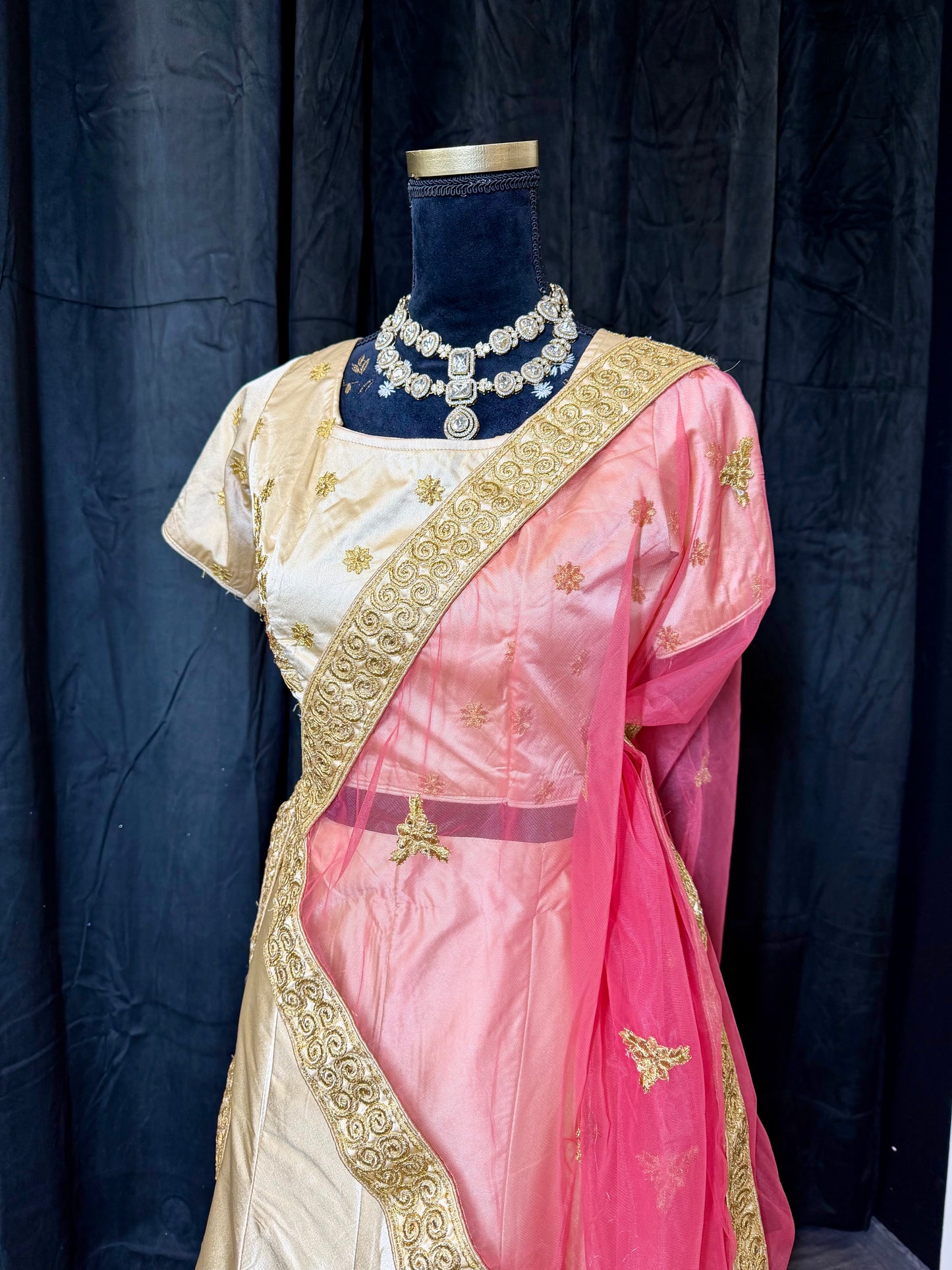 Gold & Pink Classic Silk Lehenga – Indiase Feestjurk