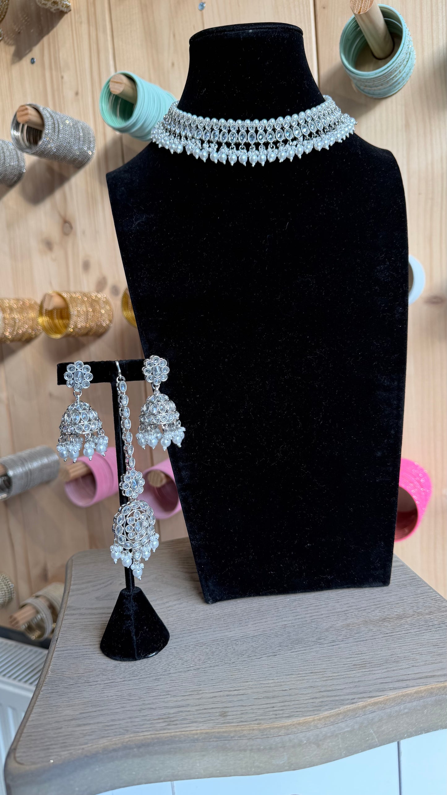 Indiase Parel Choker Set met Jhumka Oorbellen – Elegante Traditionele Sieraden