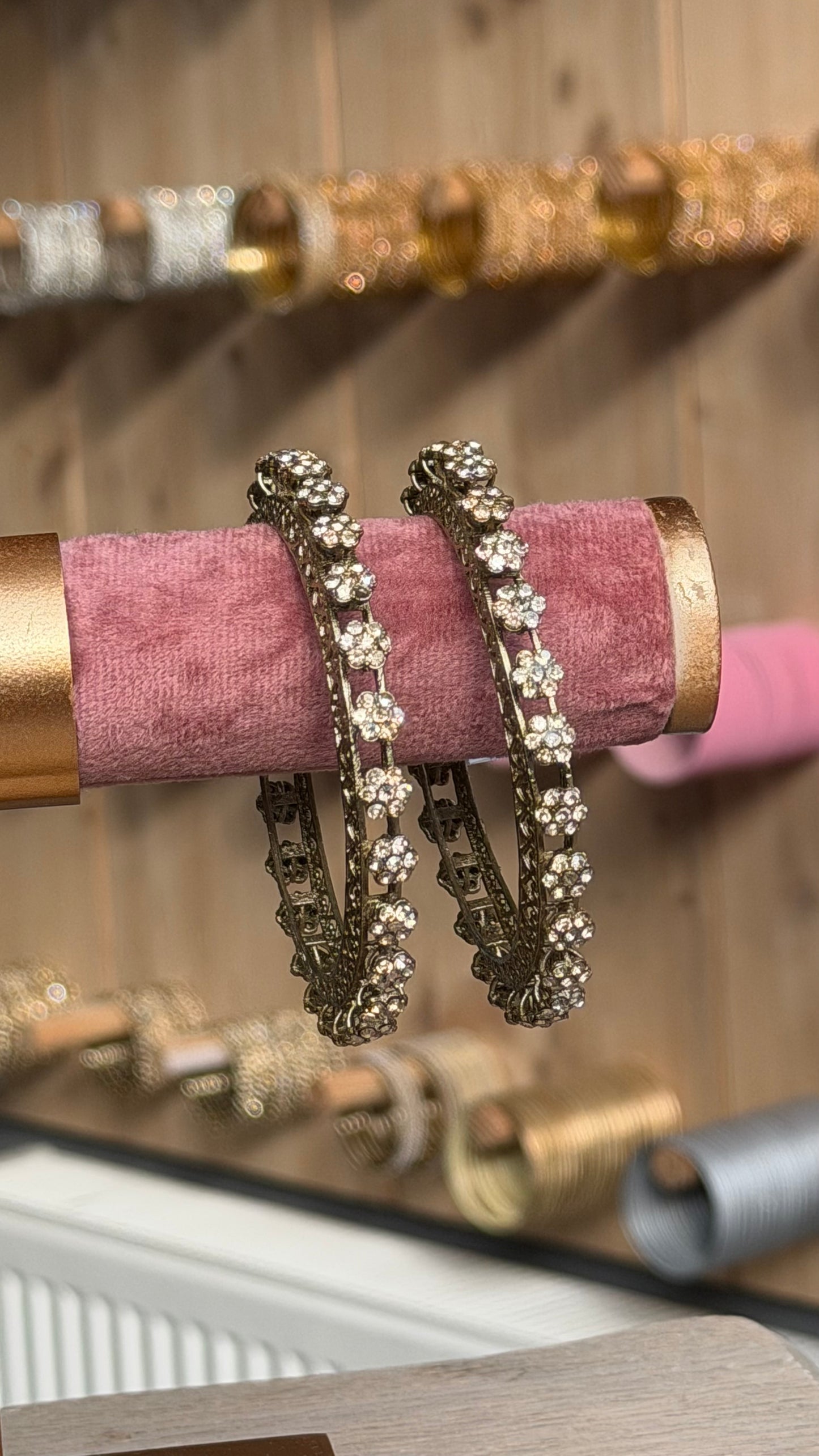 Zilverkleurige armbanden met kristalsteentjes – elegante Indiase kangan
