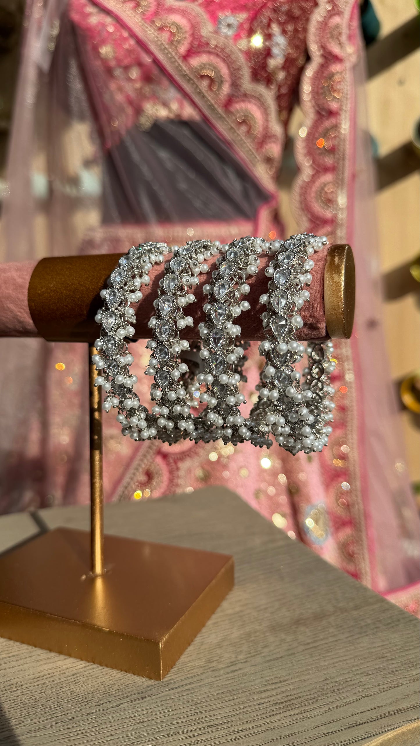 Pearl Teardrop Bangle Set – Indiase Armbanden met Parels en Druppelvormige Stenen (Set van 4)