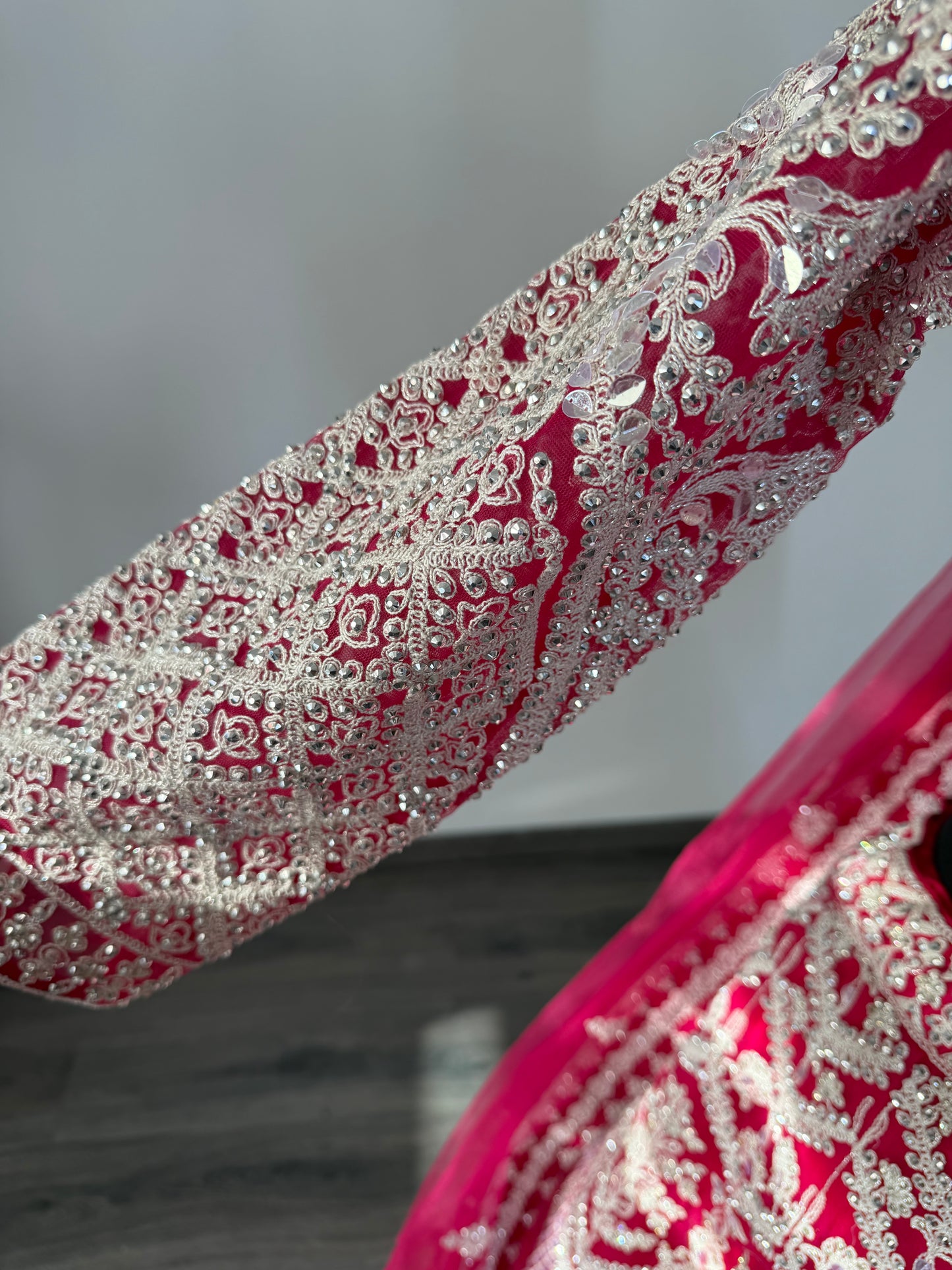 Dieprode Lehenga met Zilver Borduurwerk