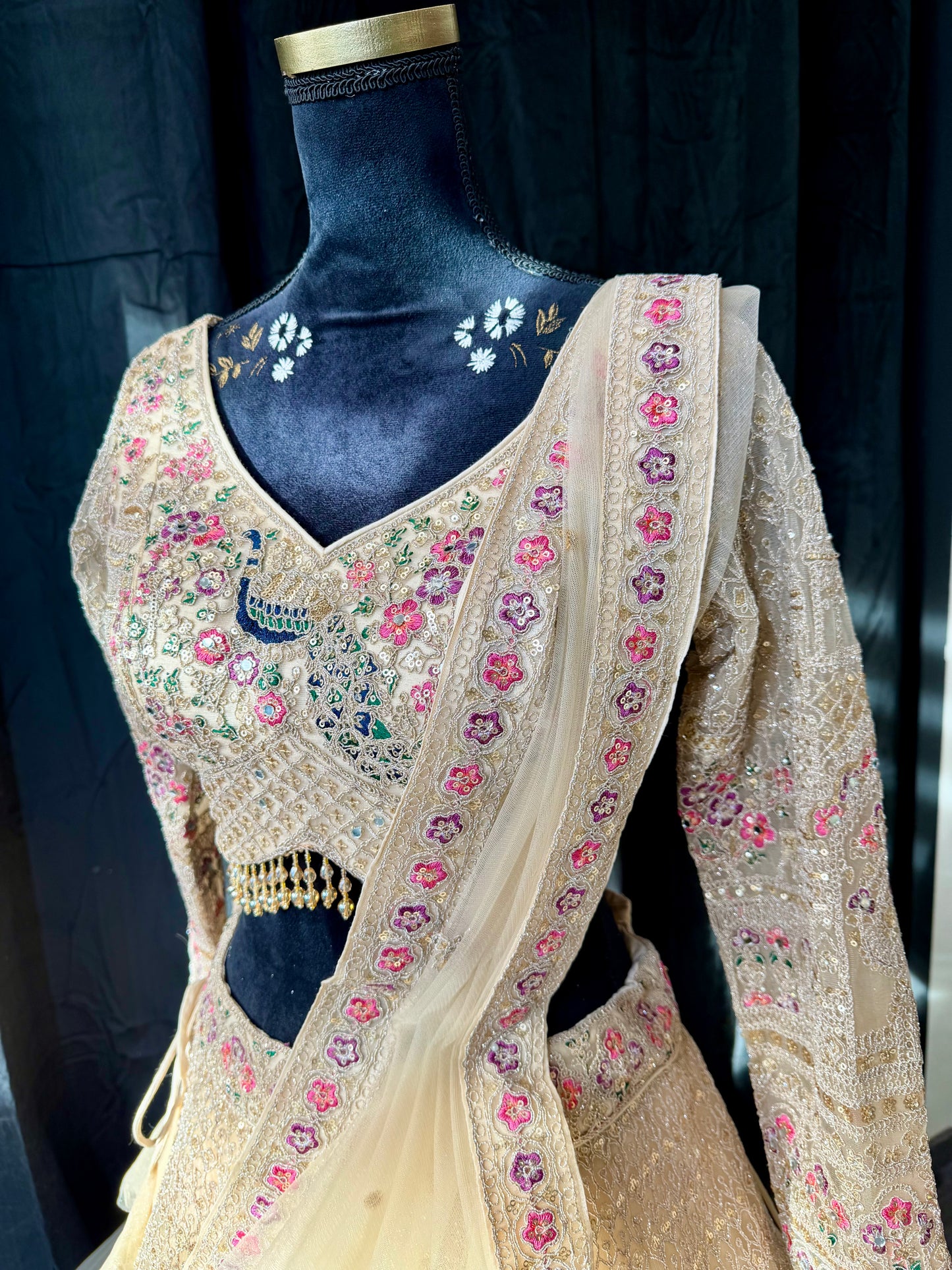 Champagne Peacock Lehenga – Goud / Crème