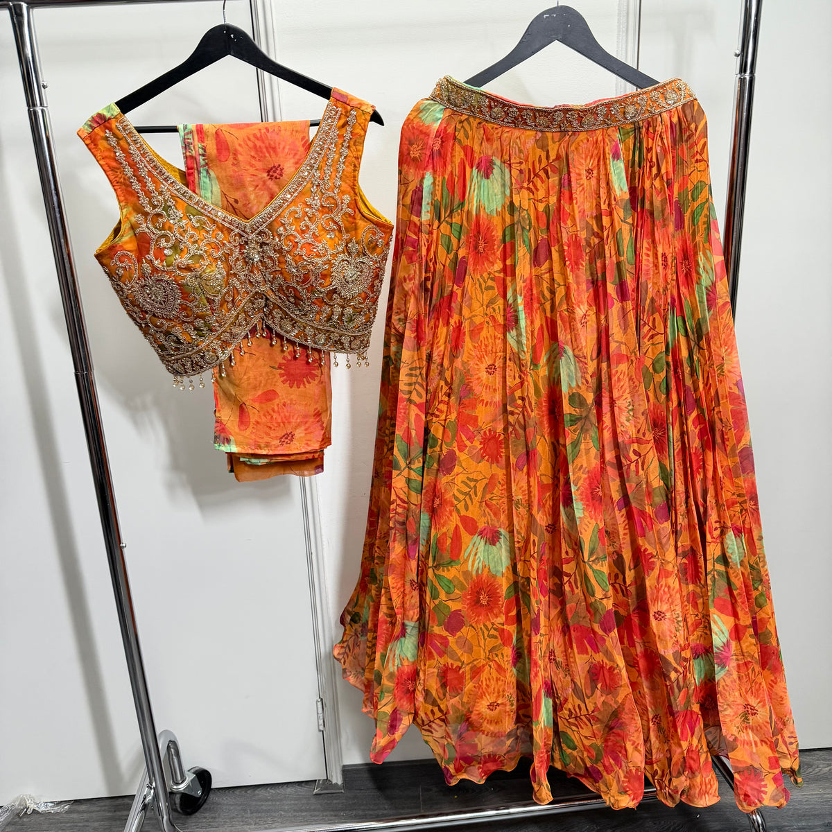 Zoya Orange Floral Lehenga met Geborduurde Blouse