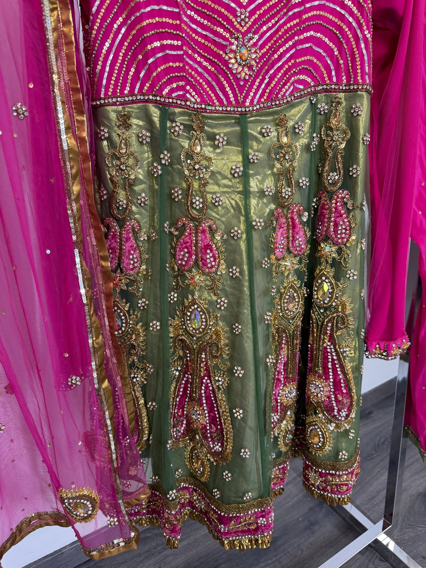 Fuchsia & Groen Punjabi Suit met Handwerk