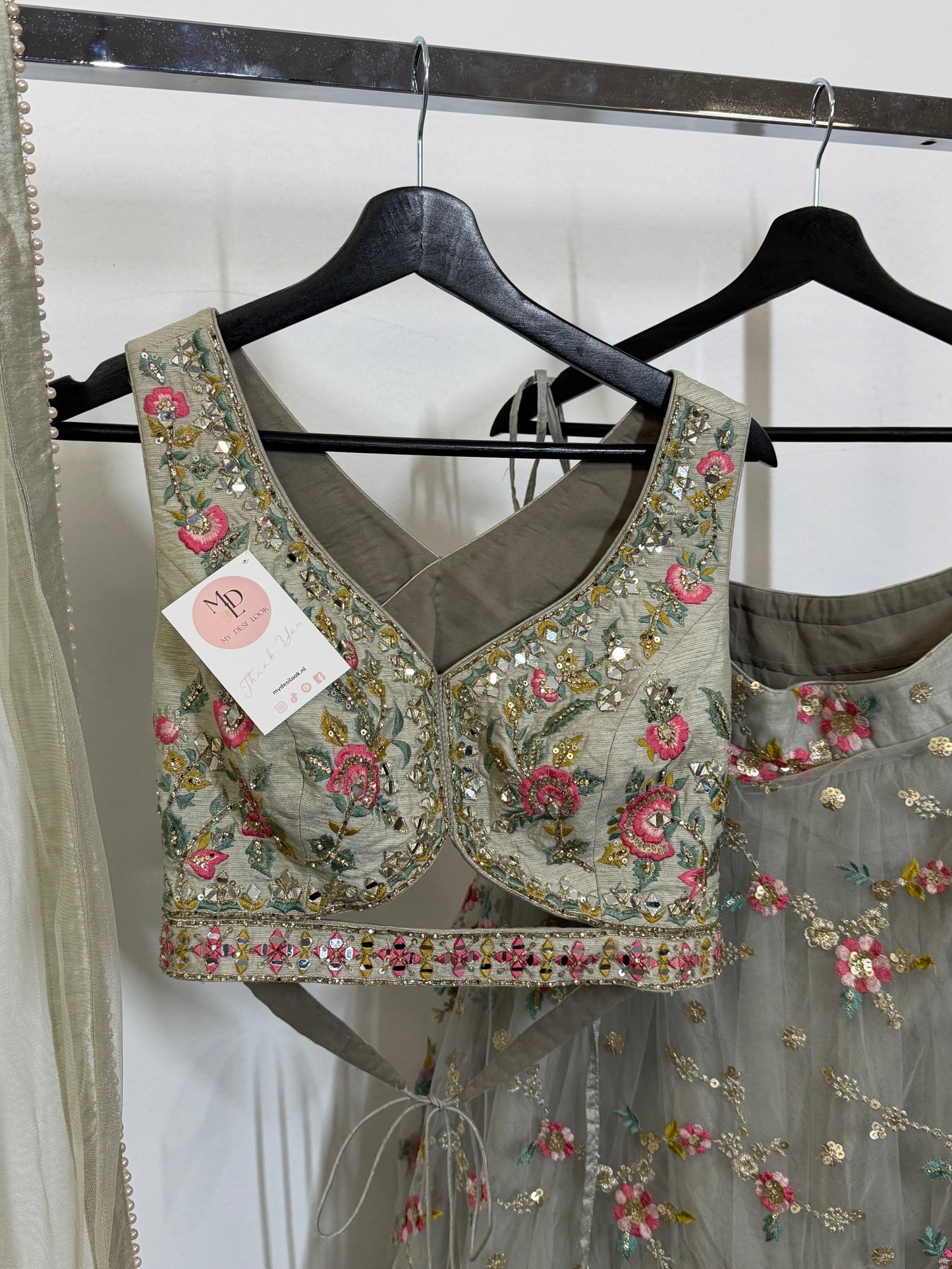 Sage Green Floral Lehenga – Handgeborduurde Bloemen & Spiegelwerk