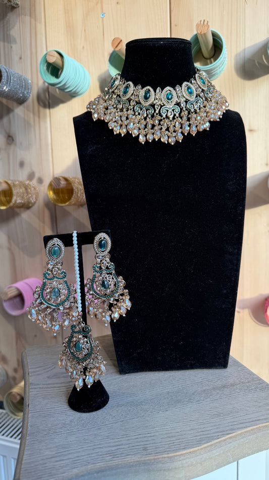 Groene Indiase Choker Set met Kristallen en Jhumka Oorbellen – Luxe Bollywood Sieraden