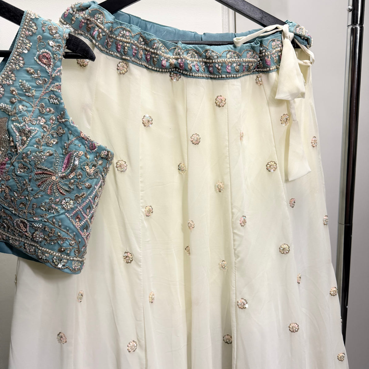 Meher Ivory Blue Ombre Lehenga met Borduurwerk