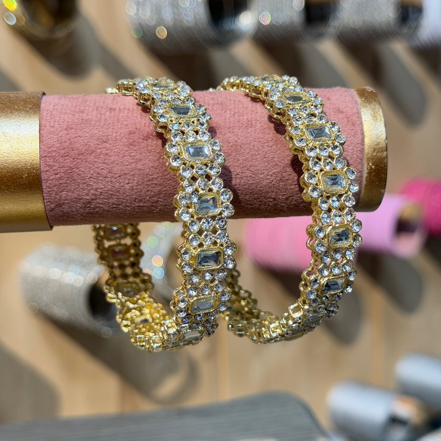 Amira Kundan Bangles Crystal – Luxe Gouden Armbanden met Heldere Kristallen