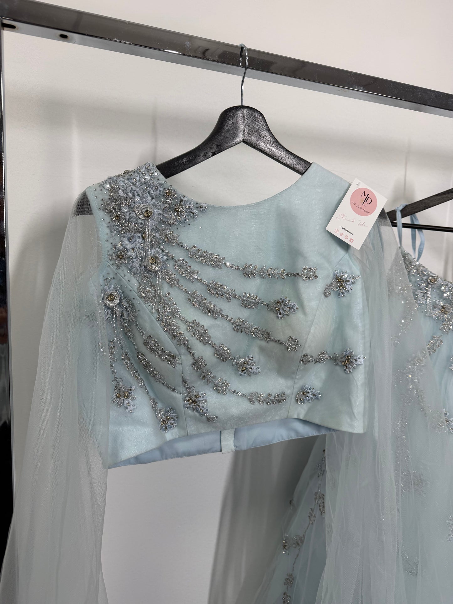 Ice Blue Lehenga – Soft Glam met Glitterend Handwerk