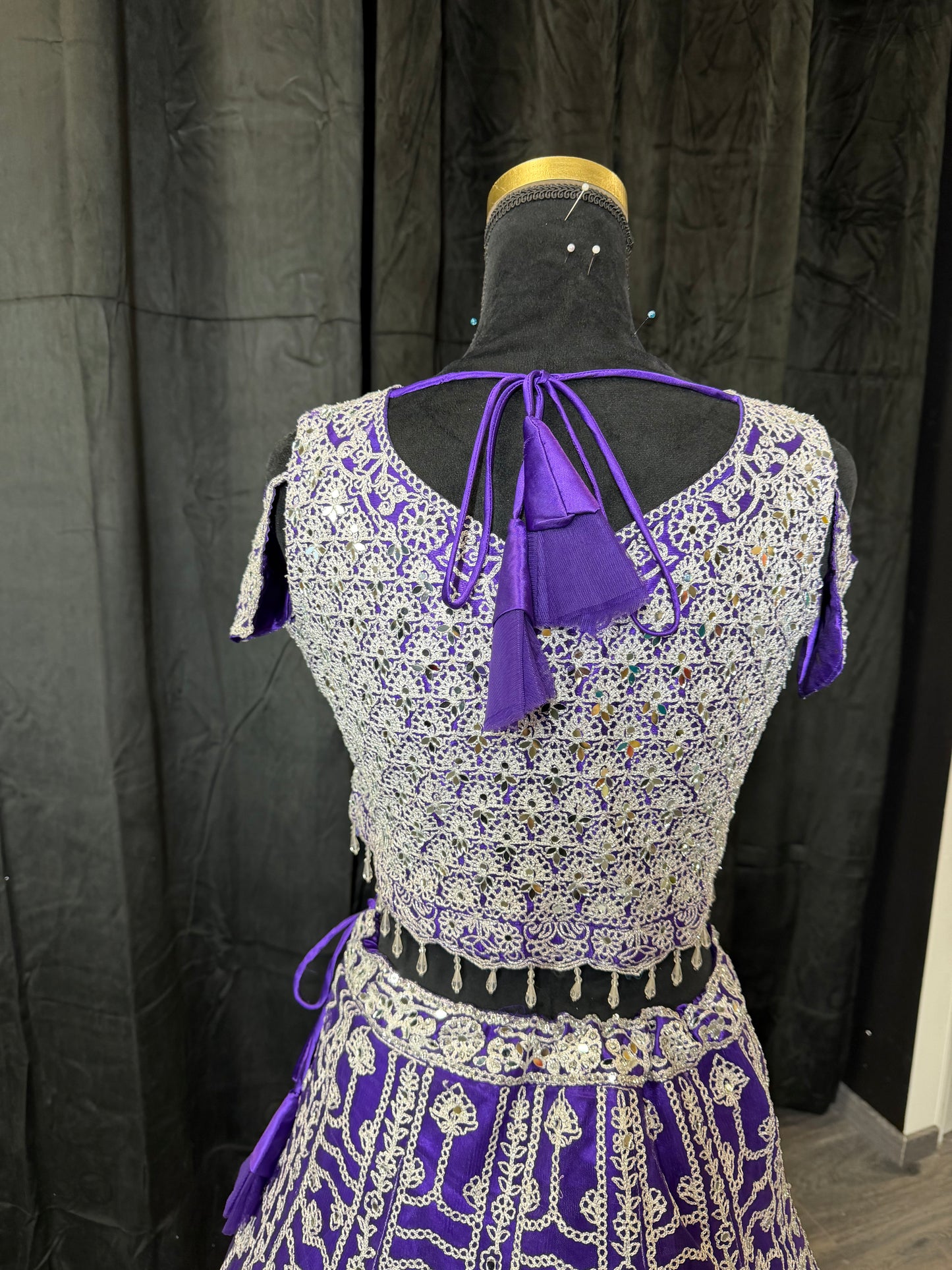 Paarse Zilver Geborduurde Lehenga