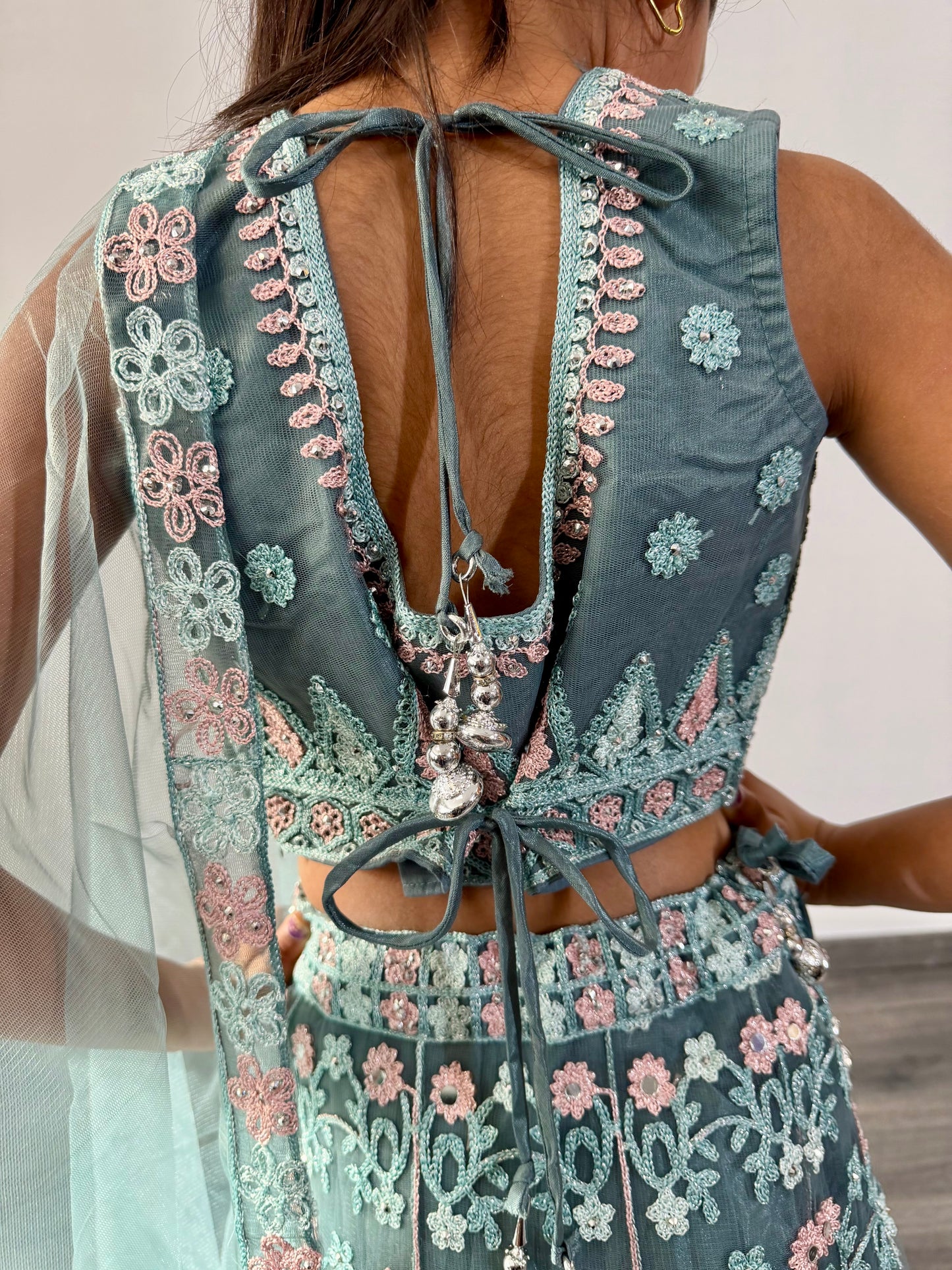 Mintgroene Lehenga met Spiegelborduurwerk