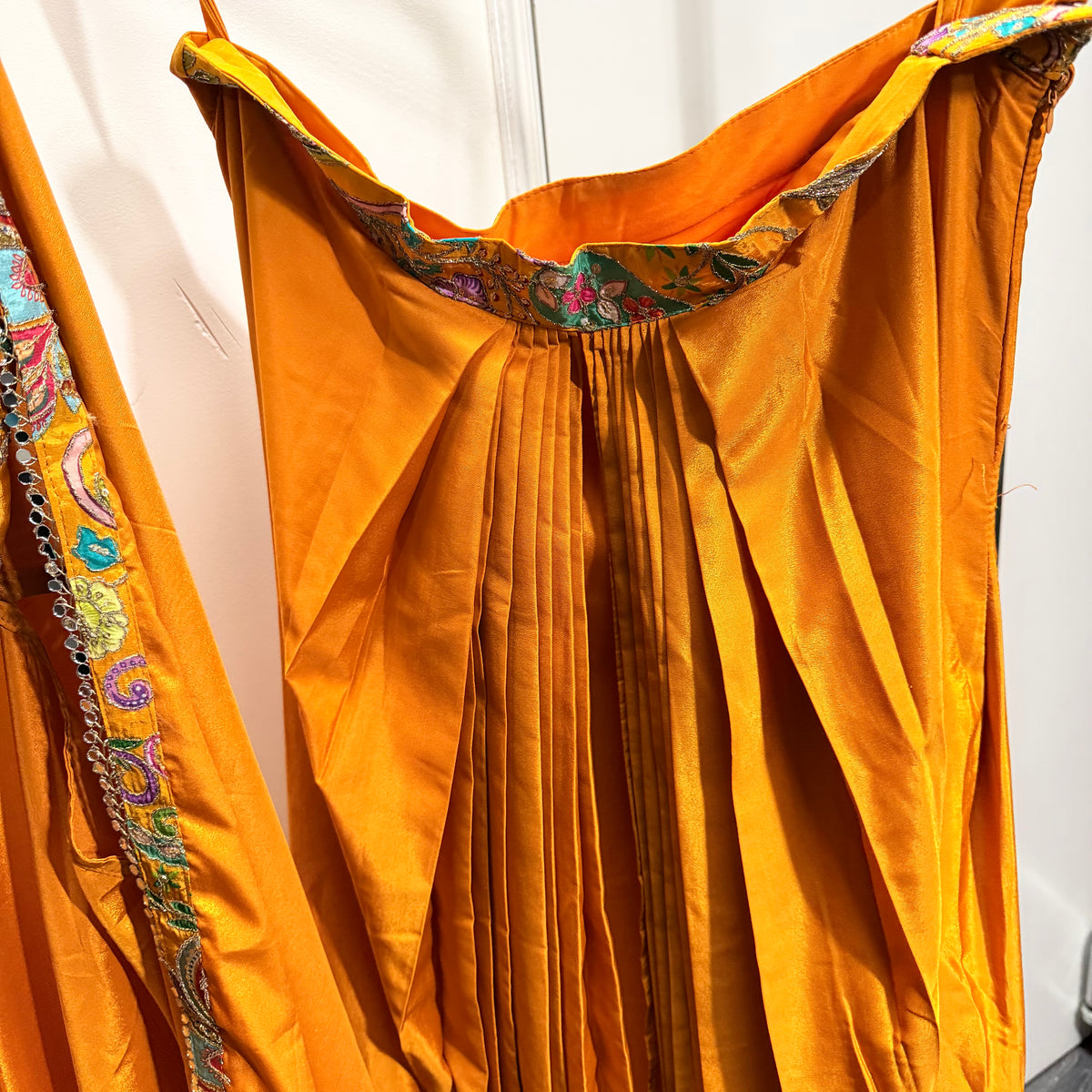 Kiara Orange Lehenga Set met Kleurrijk Borduurwerk & Cape