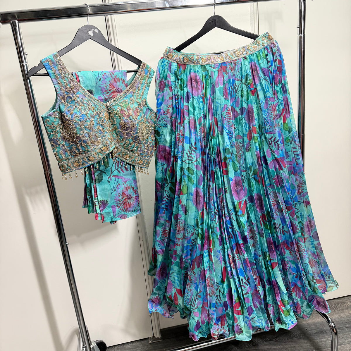 Kiara Turquoise Floral Lehenga met Luxe Borduurwerk