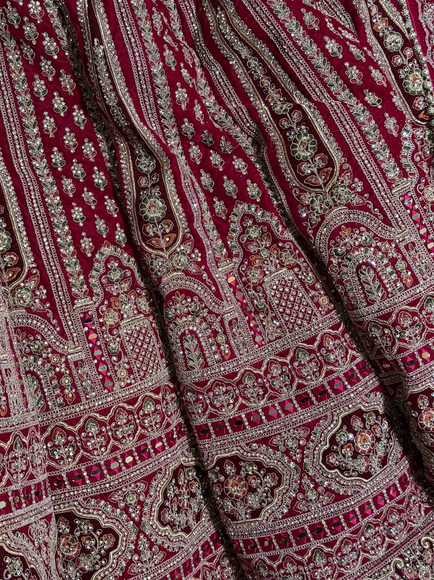 Dieprode bridal lehenga met goud