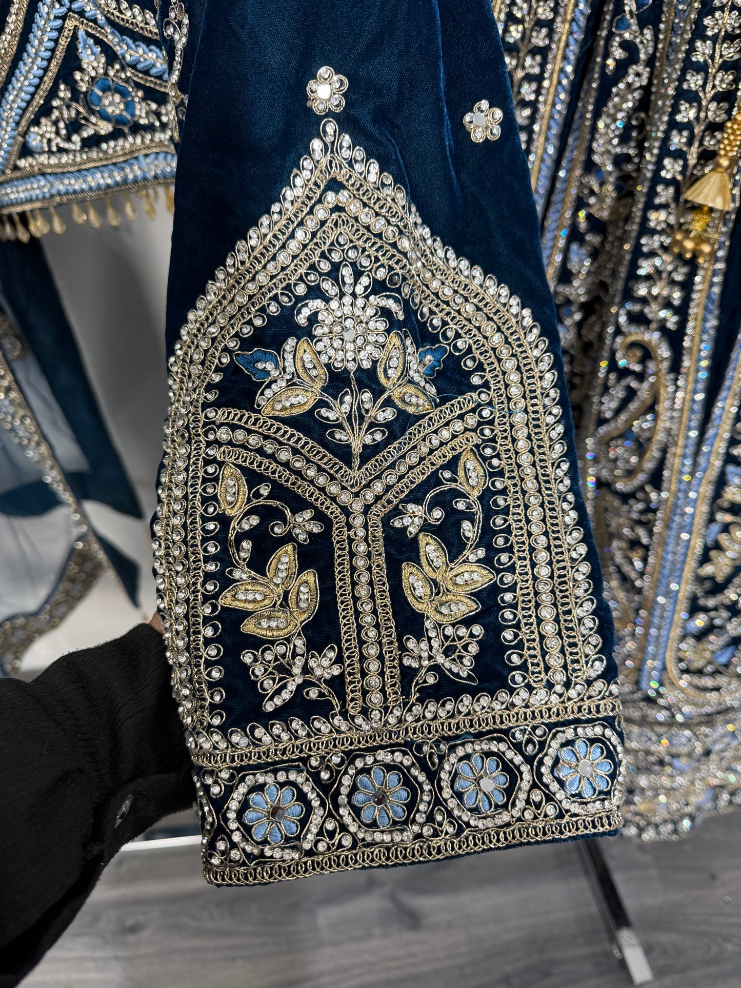 Donkerblauwe designer lehenga met heavy zari & stonework