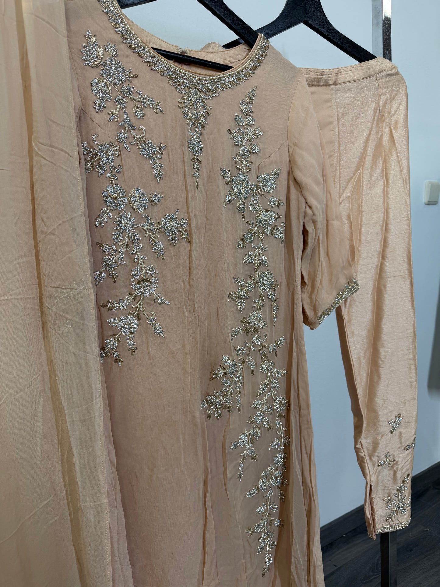 Nude Straight-Cut Suit met Zilveren Embroidery Salwar