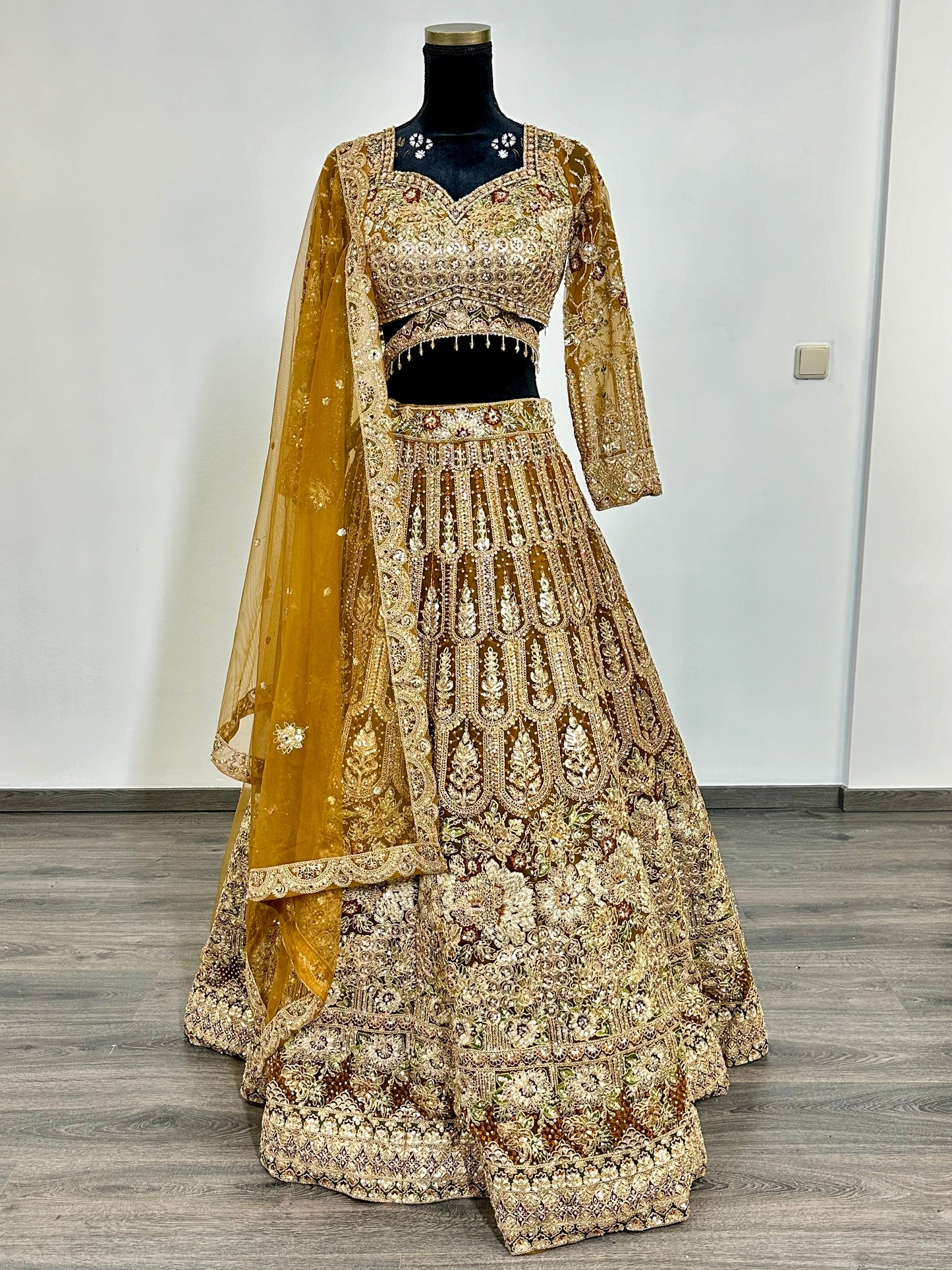 Gouden heavy lehenga met handborduursel | Indiase feestjurk