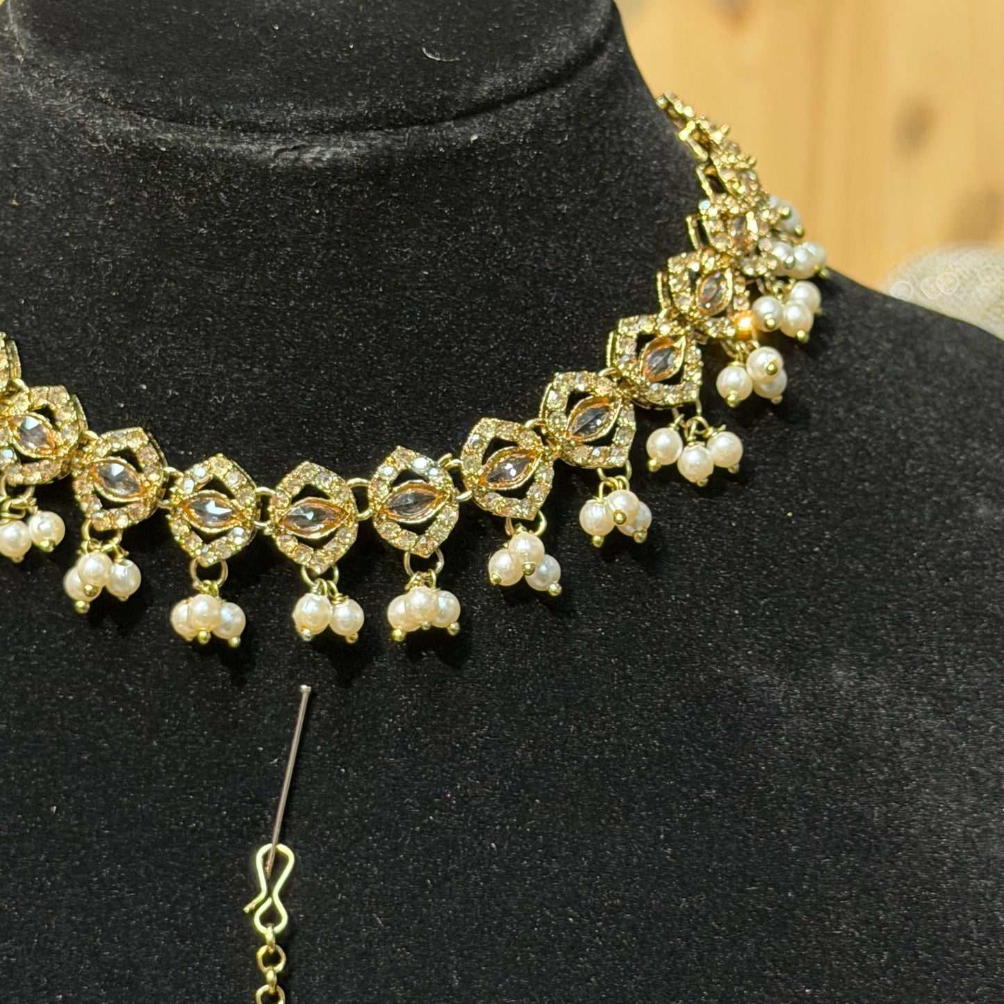 Areeza Pearl Bloom Kundan Choker Set – Luxe 3-delige Sieradenset