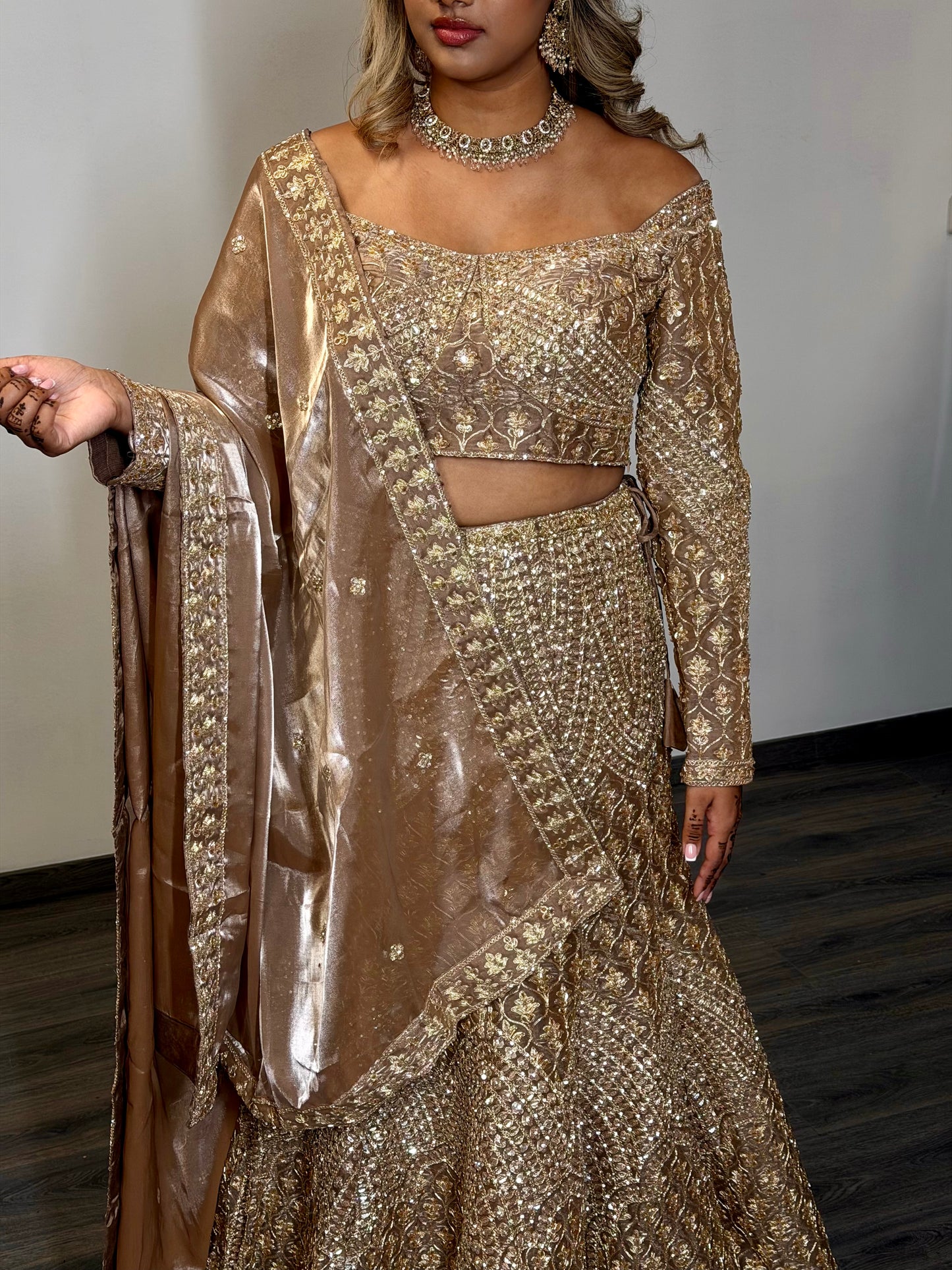 Luxe Designer Lehenga Set – Volledig Handgeborduurd met Steentjes | Off-Shoulder Choli & Dupatta