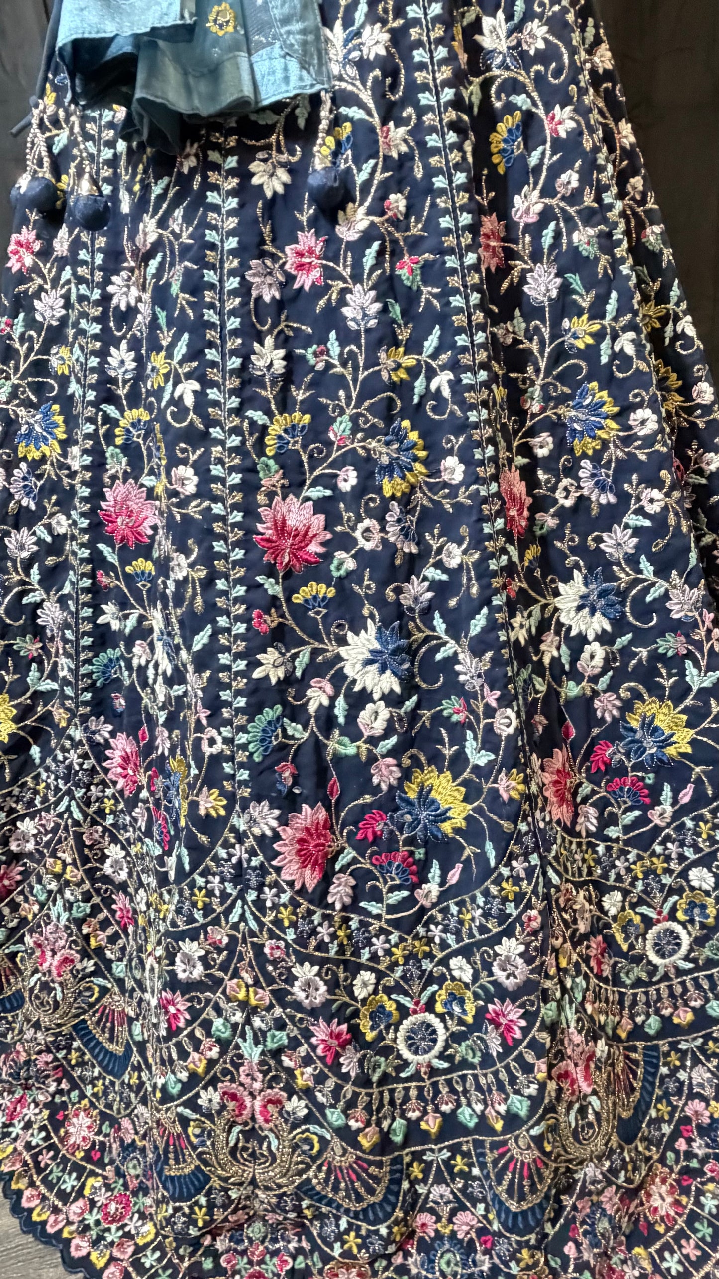 Navy Blue Floral Lehenga met Luxe Embroidery