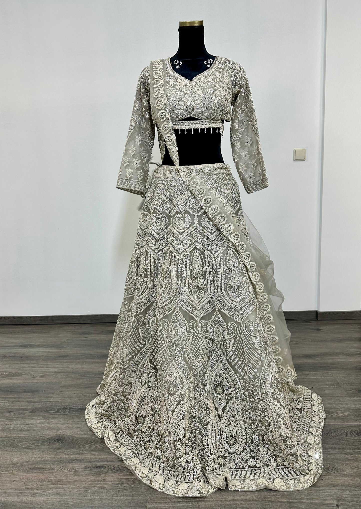 Zilvergrijze crystal lehenga | Moderne Indiase feestjurk dames
