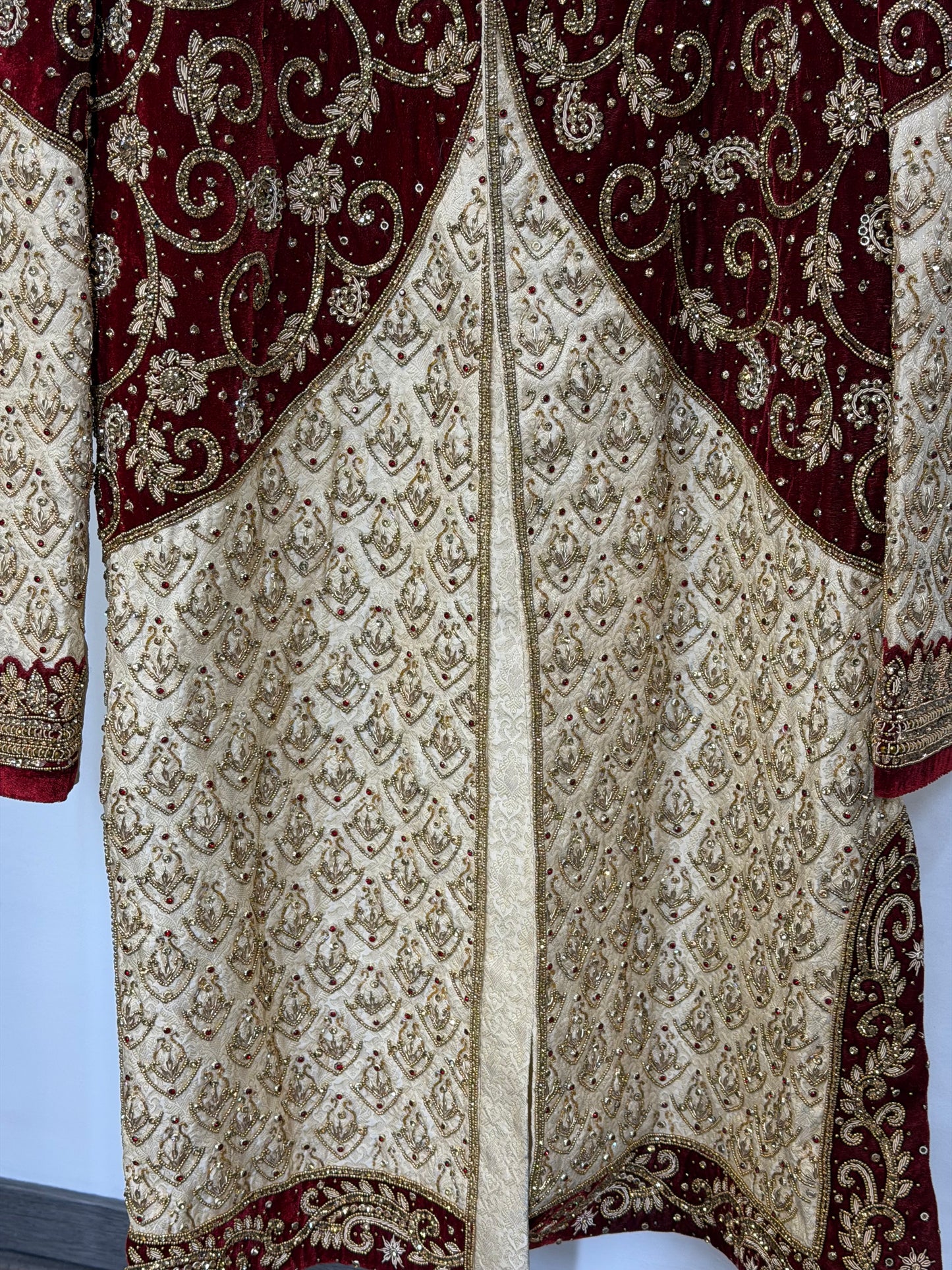 Velvet Sherwani Rood & Crème – Heavy Embroidered