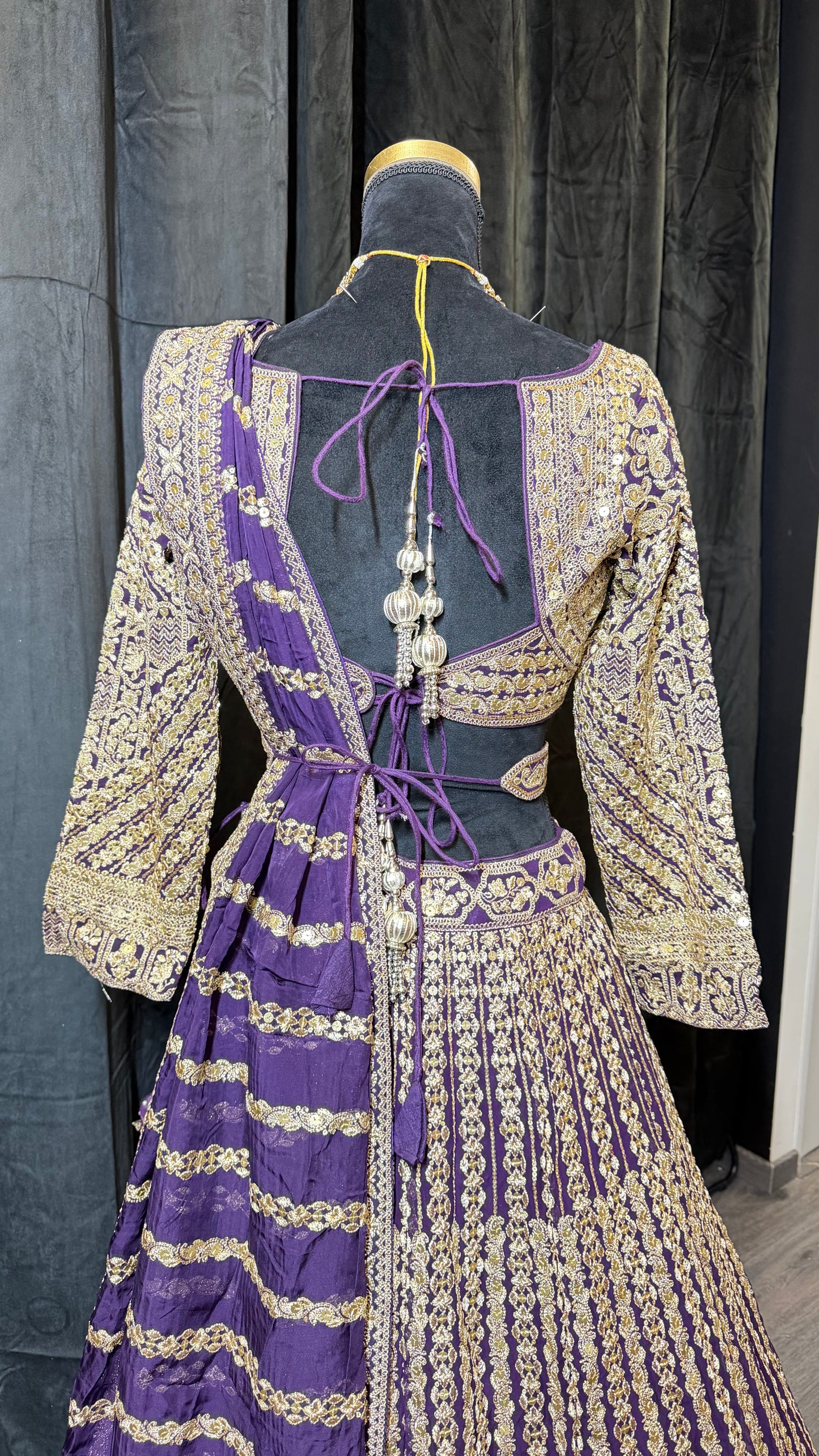 Paarse Luxe Party Wear Lehenga met Gouden Embroidery