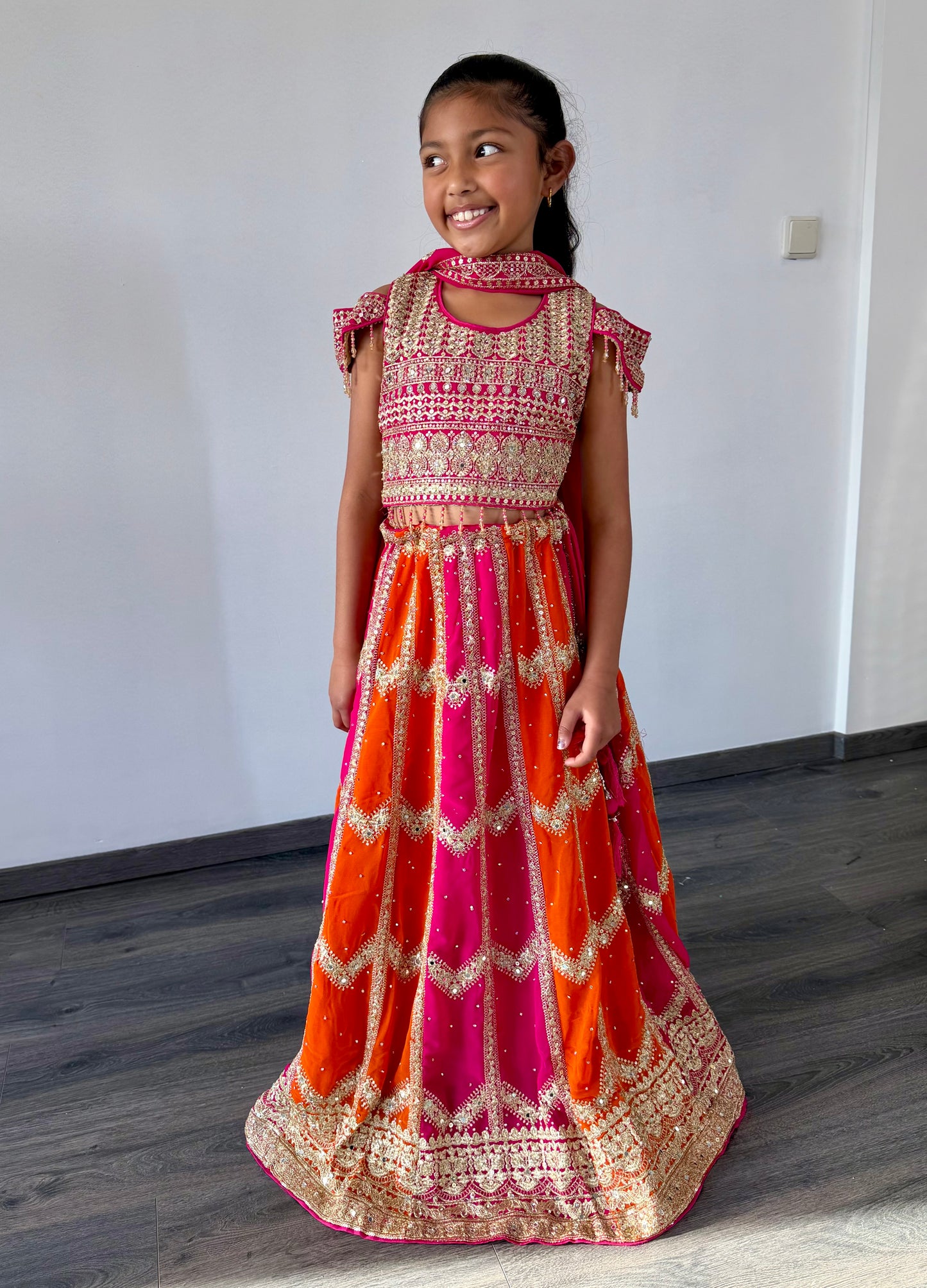 Fuchsia & Oranje Gouden Lehenga