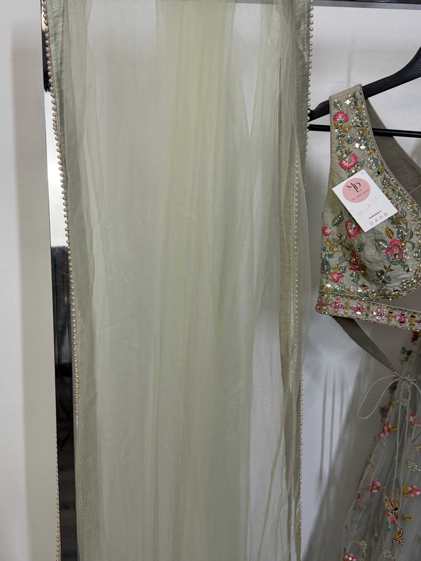 Sage Green Floral Lehenga – Handgeborduurde Bloemen & Spiegelwerk