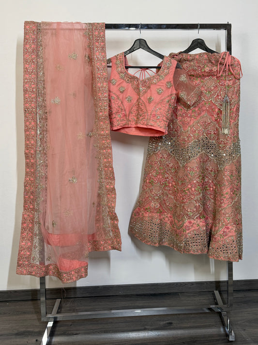 Coral Embroidery Lehenga – Zwaar Borduursel