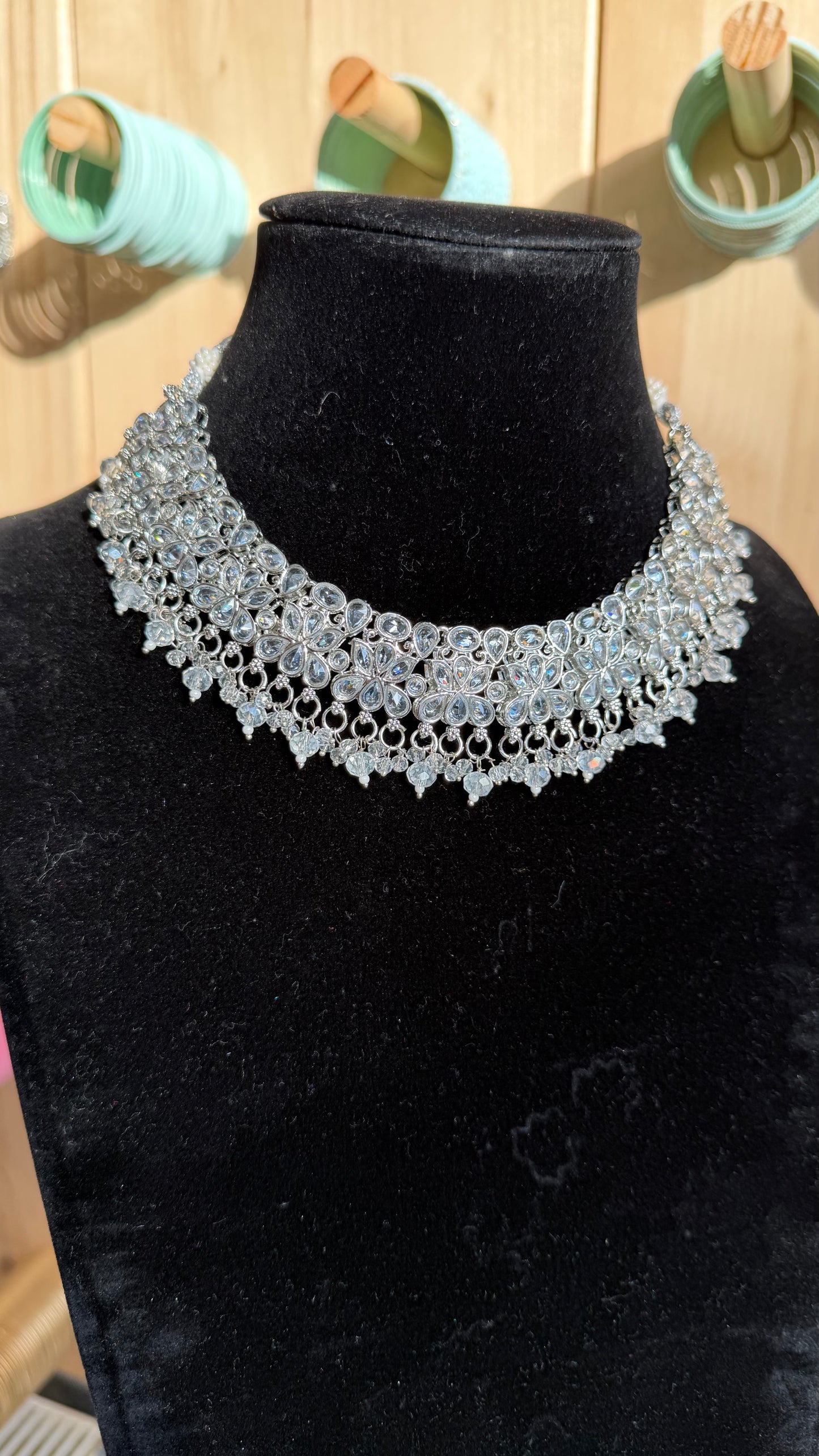 Luxe Indiase Kristal Choker Set met Jhumka Oorbellen en Tikka