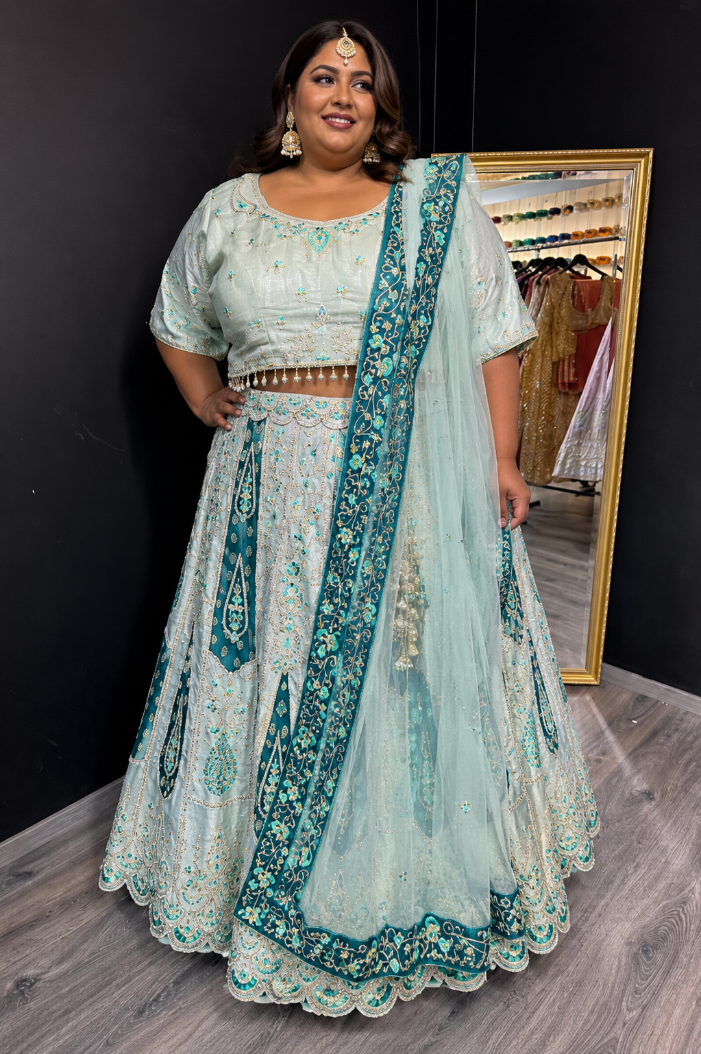 Mintgroene designer lehenga met turquoise borduursels – Indiase feestjurk