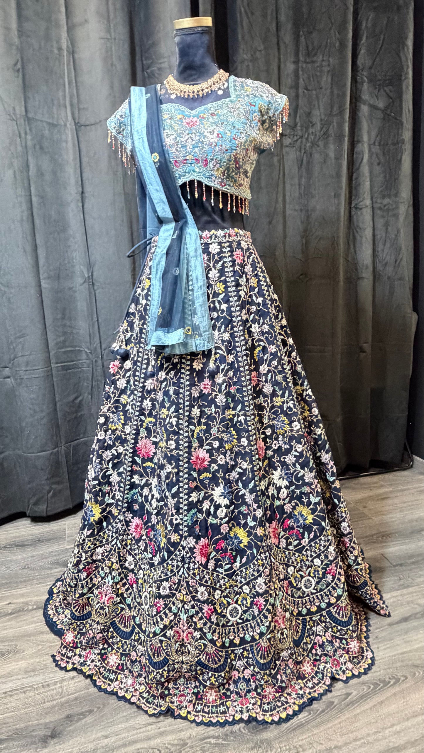 Navy Blue Floral Lehenga met Luxe Embroidery