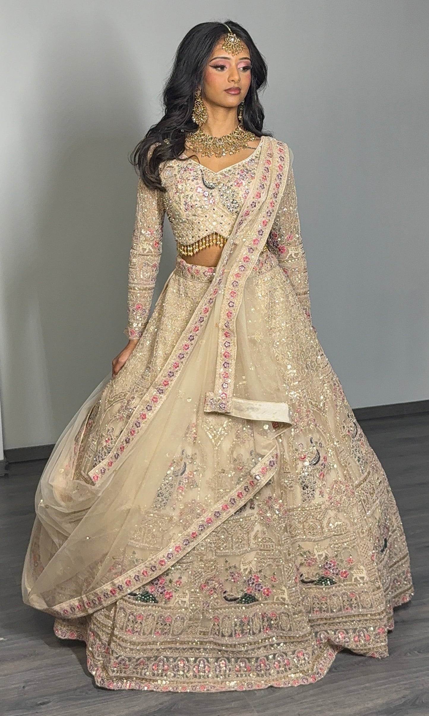 Champagne Peacock Lehenga – Goud / Crème