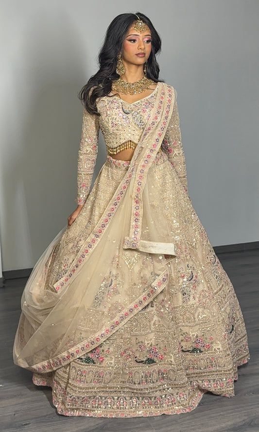 Champagne Peacock Lehenga – Goud / Crème